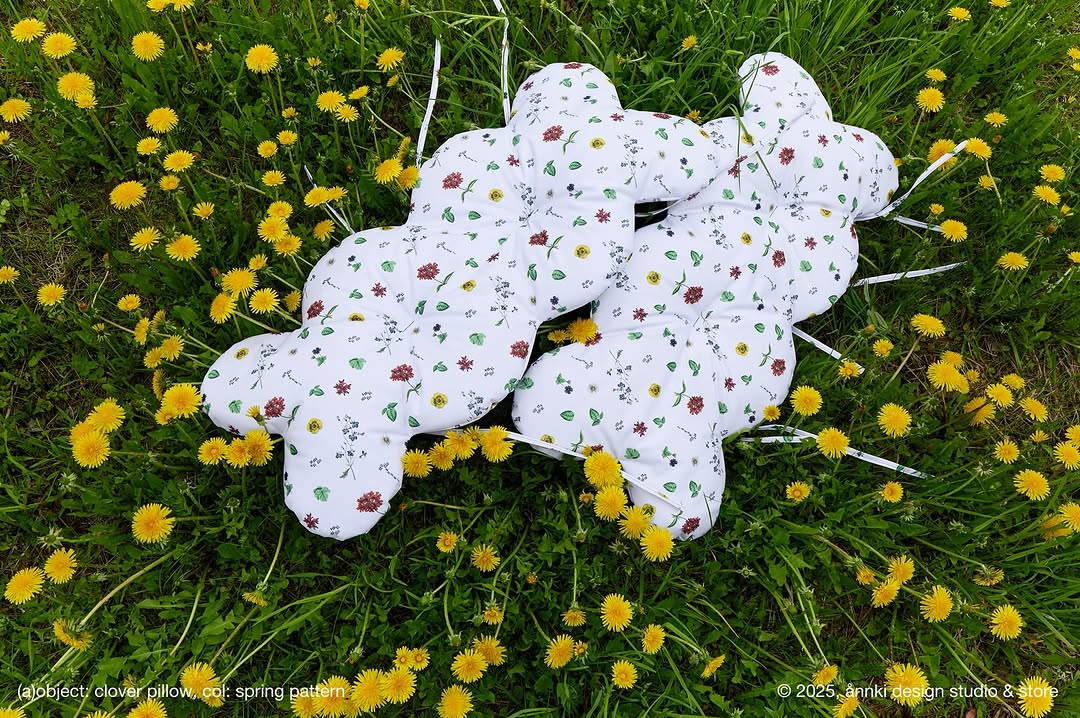 подушки clover не только на скамью:

на траву — чтобы смотреть на небо;
на диван — чтобы красиво и с настроением;
на колени — когда разговор по душам.

уличная ткань, фирменный принт, уют вне географии. 

берите с собой!
на дачу, в сердце, в интерьер :)

———
(a)object: clover pillow
design: clover classic
col: spring pattern
#clover_bench_pillow