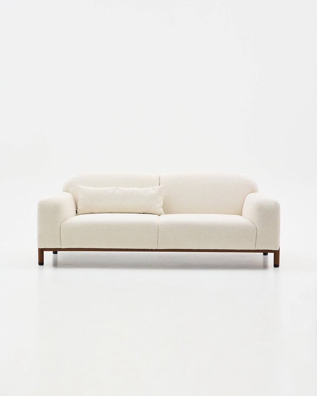 высота опор подобрана так, чтобы робот-пылесос делал своё дело. диван hero станет центром вашего интерьера, потому что он красив со всех сторон. 

*на фото: hero с подпятниками — временными насадками для транспортировки. чтобы все предметы annki доставили в целости и сохранности.

——
(a)object: hero sofa
upholstery: buckle
col: milk
#hero_sofa