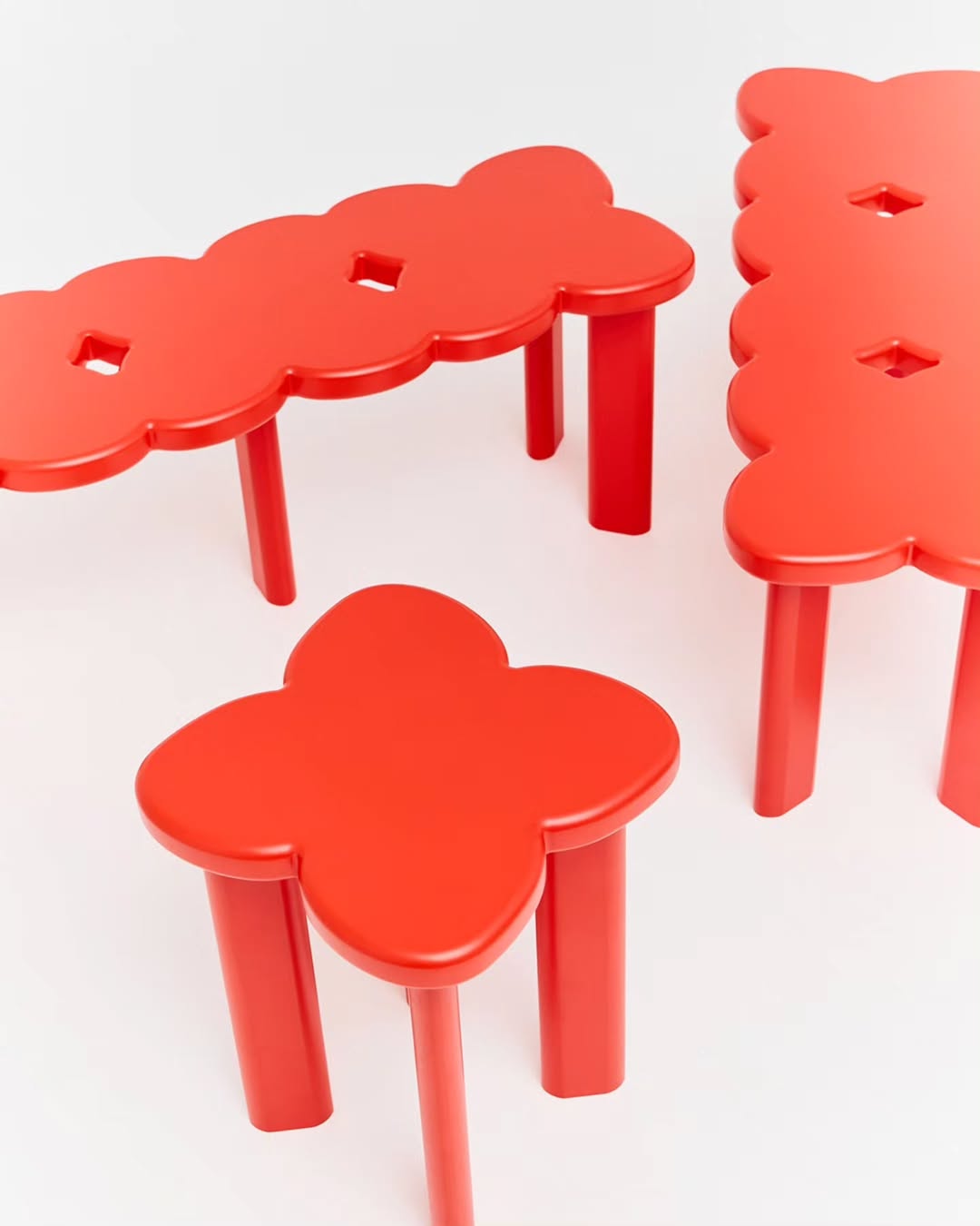 Скамьи и табуреты clover вдохновлены символом бренда annki @annki.studio – цветком четырехлистного клевера. Их характер может быть разным: от минималистично строгого до по-детски наивного и яркого.

Выбирайте и заказывайте на сайте SAMPLE.