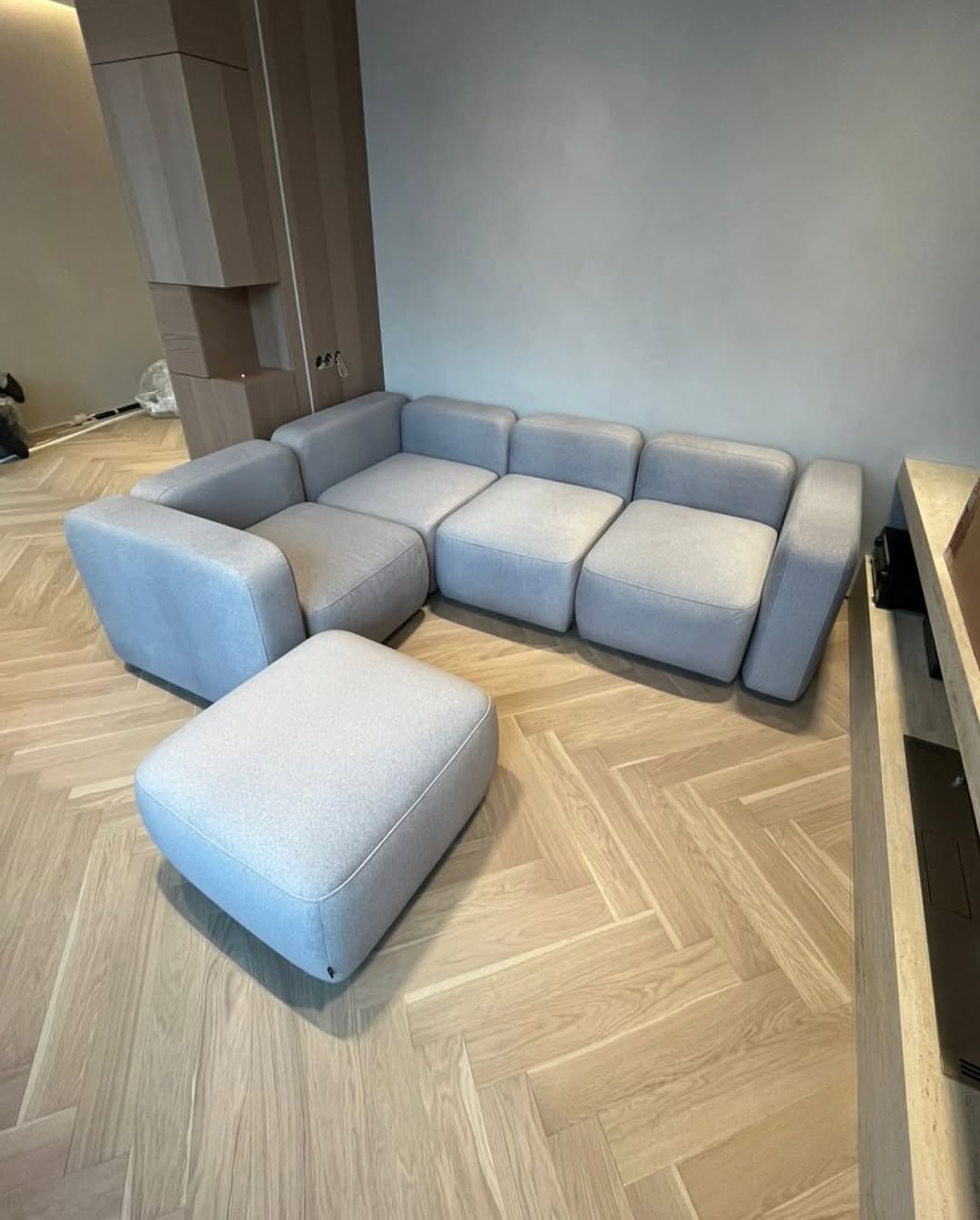 в вашей [и нашей] любимой рубрике #annkiathome делимся кадрами с предметами annki® в разных локациях и ситуациях. 

——
на фото: 

1 — стул steve dinner в чехле из новогодней коллекции python* — на недавней выставке мниид 
*итальянский деним, который будет красиво стариться (возраст ему к лицу). мы уверены, что с годами skin python станет ещё круче с появлением потёртостей
2 — стул steve dinner в рыжей экокоже + skin python // стул steve dinner в молочном букле + yeti skin // кресло steve, buckle, col: grass // кресло steve в чёрной коже // стул гардероб annki® x стокманн // диван workaholic в фирменной экошерсти — павильон на мниид 
3 — стол bill / раскладной + стулья steve dinner / eco wool / col: grass + скамья clover classic — зона столовой на мниид 
4-5 — диван plus / конфигурация из 2х модулей / раскладной / eco wool / col: winter moss
6 — стулья steve dinner / jacquard / zebra —  в новом пространстве «локалы» по адресу: петровский бульвар 1с1
7 — кресло bono / leather / col: mustard — в пространстве «локалы»
8 — табурет clover / ясень — в пространстве «локалы»
9-10 — кровать cube / buckle / col: milk
11 — диван plus / конфигурация из 5 модулей / раскладной / eco wool / col: grey
12 — кресло steve / eco wool / col: terra