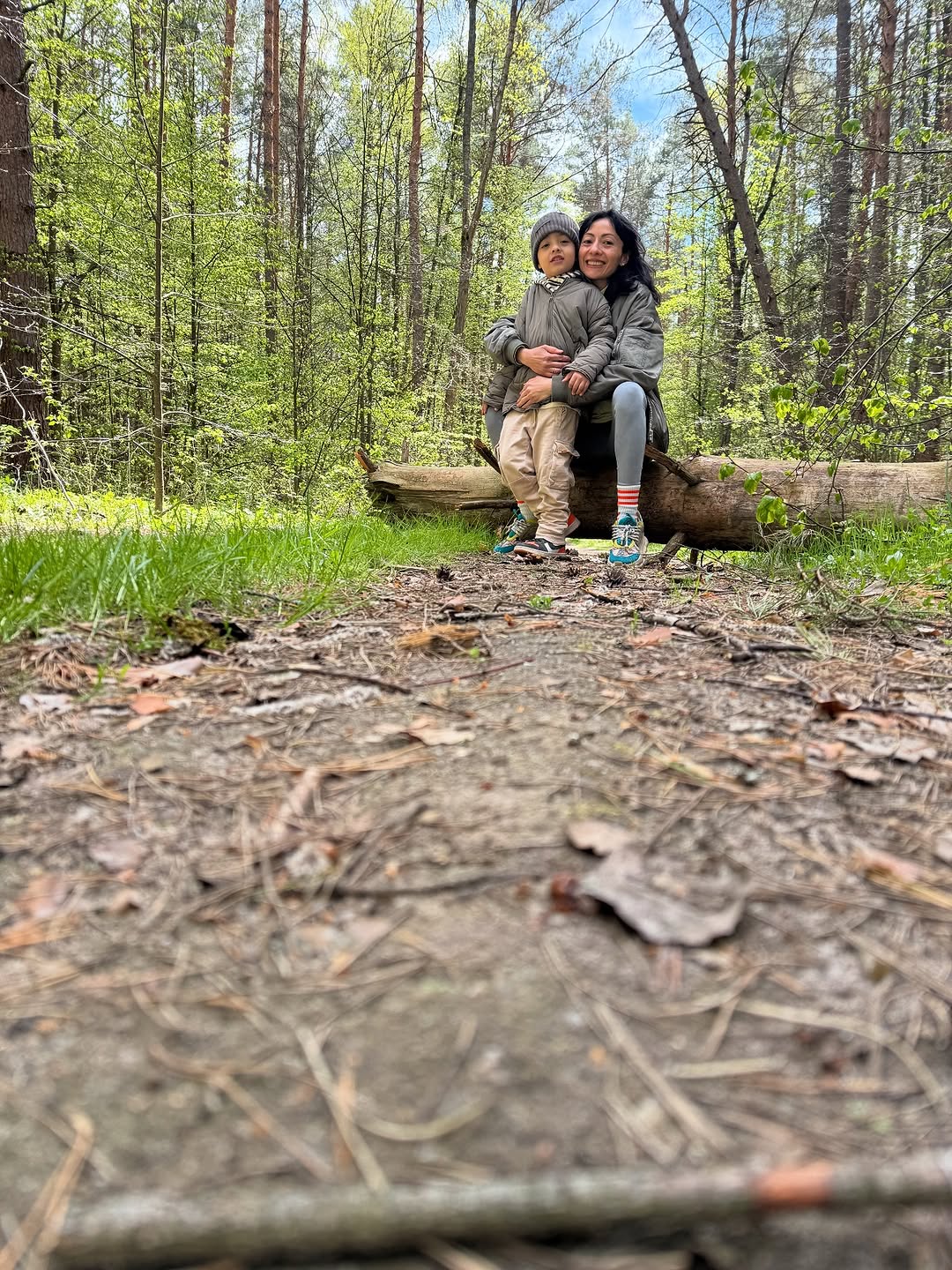 Спонтанные выходные вдали от суеты, блокировки связи и перекрытии всех дорог.
Электричка и через 2 часа мы в лесу, в месте, где совсем другой мир, где Ратмир пил настоящее молоко с творожной запеканкой, где была уха на костре и вид на лес. Лес. Я влюбиласьв лес!

Твердо решила, раз в месяц вот так посещать одно новое местечко. 
Если знаете классные, делитесь со мной)