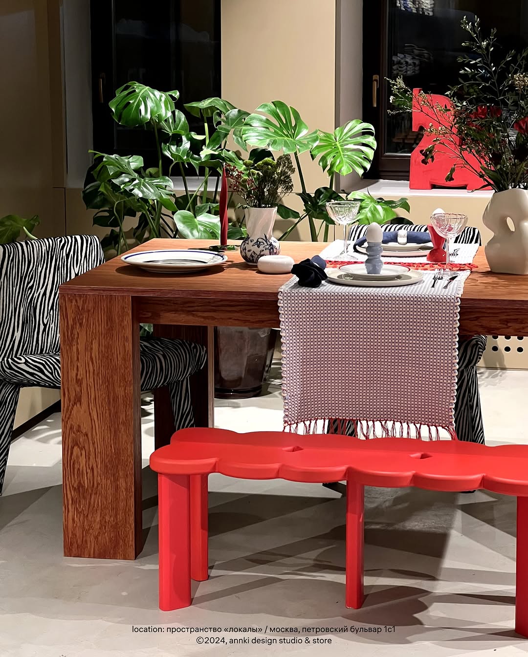 основа новогоднего застолья по версии annki® выглядит так:

- стол bill / col: red / раскладной 
- steve dinner / upholstery: jacquard / made in spain / col: zebra
- clover bench 2.0 / col: xmas

все увидеть и потрогать можно по адресу:
пространство «локалы» / москва, петровский бульвар, 1с1