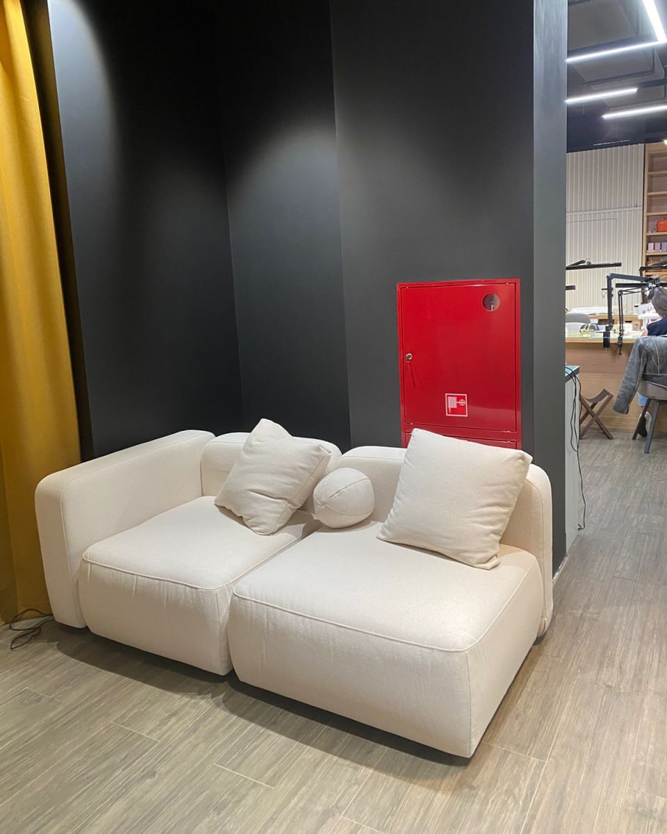 распаковали — влюбились.

да, это наша постоянная рубрика #annkiathome — актуальная подборка, где предметы annki® находят свои дома. реакции без фильтров, эмоции без сценария.

———
1 — загрузка фуры с предметами @annki.studio / фотография сделана нашим упаковщиком Арсением / локация: annki factory 
2-3 — диваны hero и кресла steve / локация: москва, коворкинг «соль»
4 — кресла bono / москва, коворкинг «соль»
5 — кресла steve++ / москва, коворкинг «соль»
6-7 — диван plus+ air (на ножках) / конфигурация: 2 модуля + 2 подлокотника / обивка: велюр
8-9 — кровать basic / обивка: букле
10 — диван plus+ / spring drop / базовая конфигурация: 2 модуля + 1 подлокотник / обивка: микровелюр, цвет: grass
11 — диван plus+ / обивка: букле, цвет: milk
12 — кресло steve / обивка: английская кожа, цвет: cognac