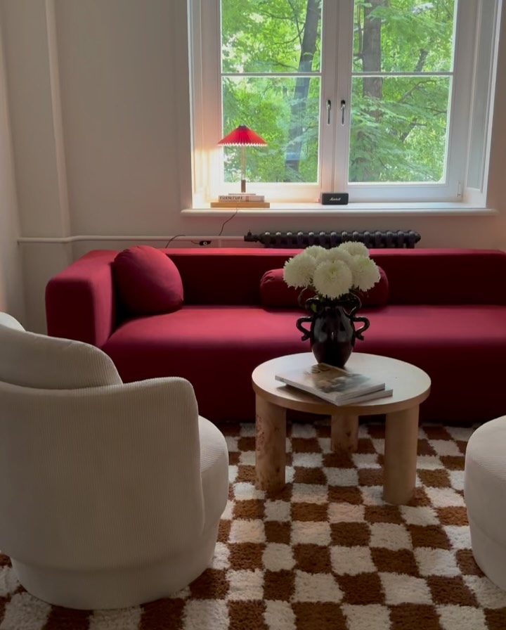 суббота — время рубрики #annkiathome. сегодня в кадре интерьер @dasha_gagloeva.

специально для дарьи мы выполнили диван plus+ в кастомной ткани, привезённой из америки. конфигурация — два модуля, один из них с подлокотником.

а дальше можно продолжать собирать и добавлять модули — чтобы дома всегда было больше плюсов.

———
(a)object: plus+ sofa
upholstery: custom / made in america 
col: mars
#plus_sofa