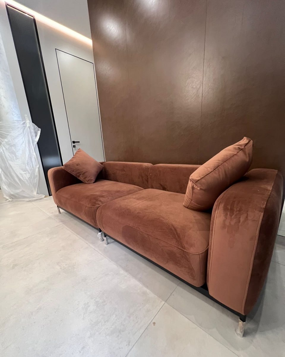 распаковали — влюбились.

да, это наша постоянная рубрика #annkiathome — актуальная подборка, где предметы annki® находят свои дома. реакции без фильтров, эмоции без сценария.

———
1 — загрузка фуры с предметами @annki.studio / фотография сделана нашим упаковщиком Арсением / локация: annki factory 
2-3 — диваны hero и кресла steve / локация: москва, коворкинг «соль»
4 — кресла bono / москва, коворкинг «соль»
5 — кресла steve++ / москва, коворкинг «соль»
6-7 — диван plus+ air (на ножках) / конфигурация: 2 модуля + 2 подлокотника / обивка: велюр
8-9 — кровать basic / обивка: букле
10 — диван plus+ / spring drop / базовая конфигурация: 2 модуля + 1 подлокотник / обивка: микровелюр, цвет: grass
11 — диван plus+ / обивка: букле, цвет: milk
12 — кресло steve / обивка: английская кожа, цвет: cognac