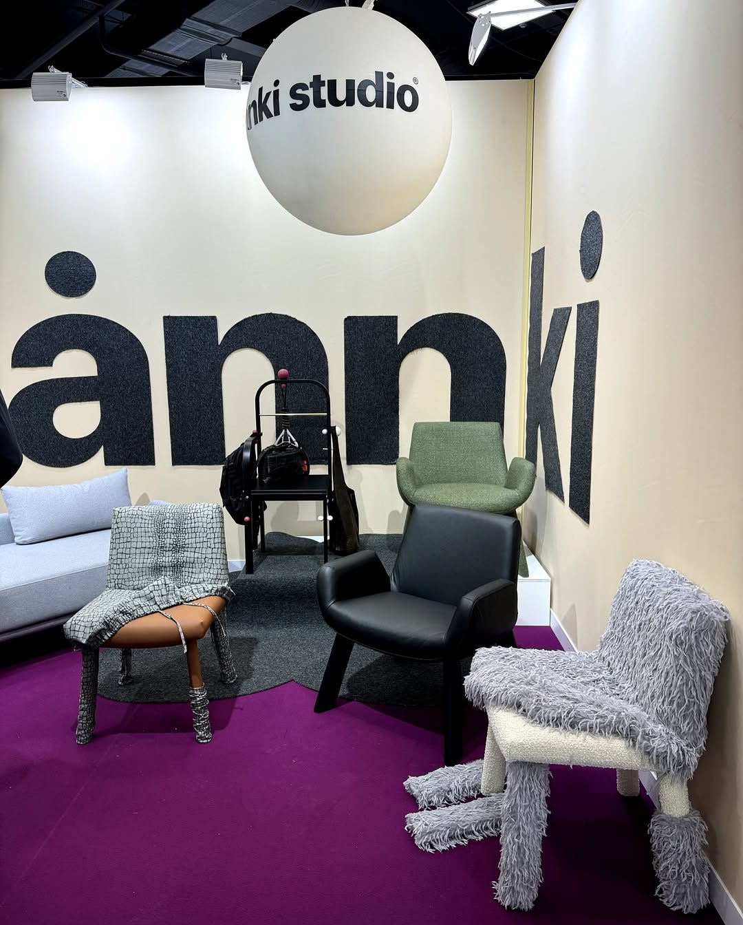 в вашей [и нашей] любимой рубрике #annkiathome делимся кадрами с предметами annki® в разных локациях и ситуациях. 

——
на фото: 

1 — стул steve dinner в чехле из новогодней коллекции python* — на недавней выставке мниид 
*итальянский деним, который будет красиво стариться (возраст ему к лицу). мы уверены, что с годами skin python станет ещё круче с появлением потёртостей
2 — стул steve dinner в рыжей экокоже + skin python // стул steve dinner в молочном букле + yeti skin // кресло steve, buckle, col: grass // кресло steve в чёрной коже // стул гардероб annki® x стокманн // диван workaholic в фирменной экошерсти — павильон на мниид 
3 — стол bill / раскладной + стулья steve dinner / eco wool / col: grass + скамья clover classic — зона столовой на мниид 
4-5 — диван plus / конфигурация из 2х модулей / раскладной / eco wool / col: winter moss
6 — стулья steve dinner / jacquard / zebra —  в новом пространстве «локалы» по адресу: петровский бульвар 1с1
7 — кресло bono / leather / col: mustard — в пространстве «локалы»
8 — табурет clover / ясень — в пространстве «локалы»
9-10 — кровать cube / buckle / col: milk
11 — диван plus / конфигурация из 5 модулей / раскладной / eco wool / col: grey
12 — кресло steve / eco wool / col: terra