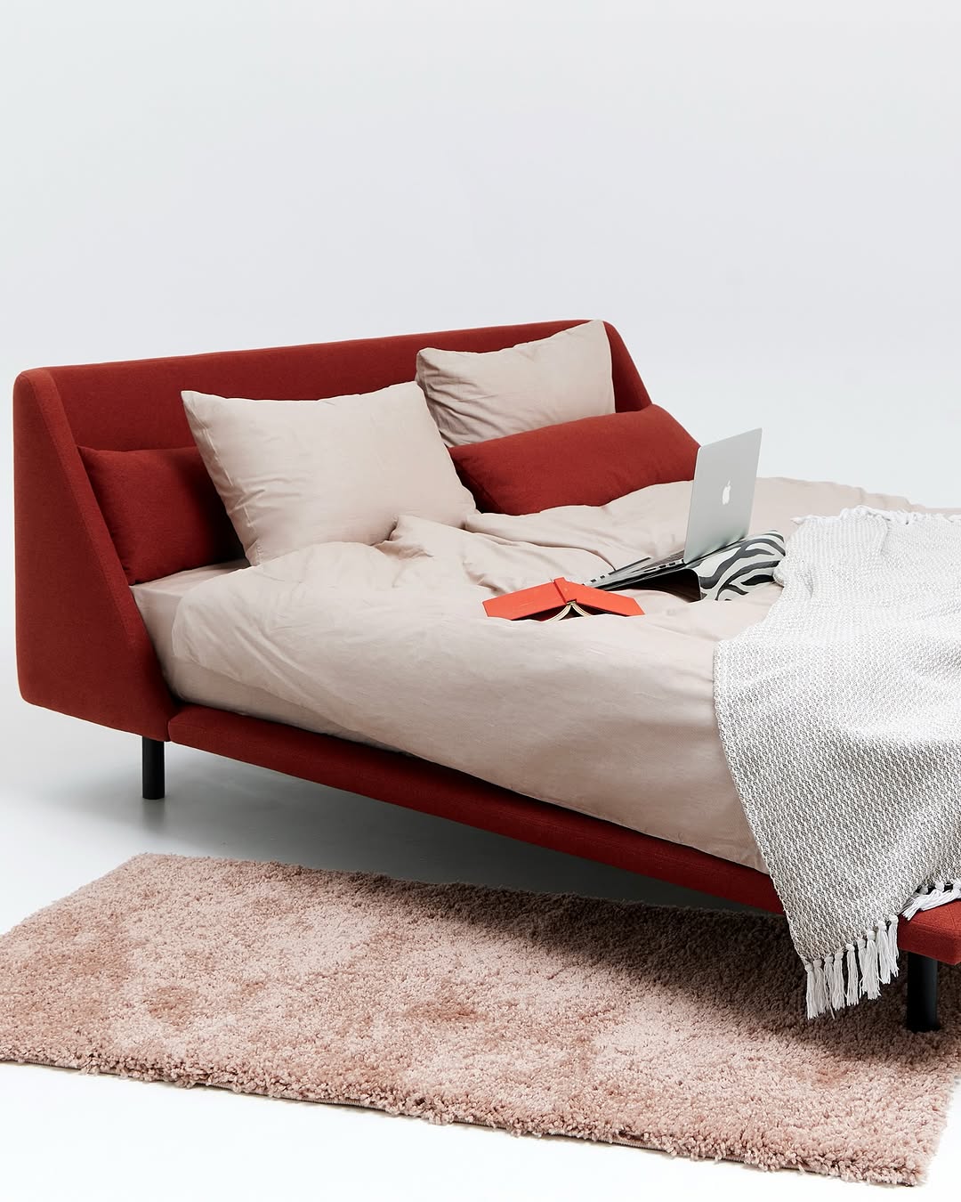 mood: рабочее место на удаленке

кровать sо́va — ваш бесспорный фаворит. легкая, обволакивающая и геометричная. создана для тех, кто не готов расставаться с комфортом даже в течение дня. 

——
(a)object: sо́va bed
upholstery: eco wool
col: terra
#sova_bed