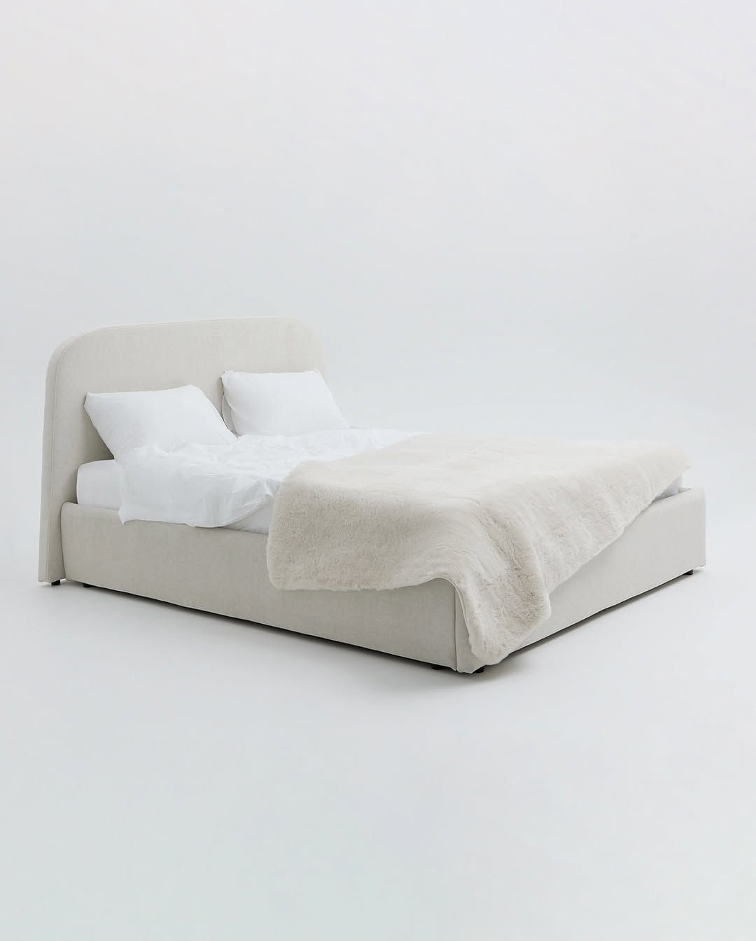 базис крепкого сна. 

вместительная и незаменимая. у нее широкий размерный ряд (может быть как детской, так и кинг сайз*) и есть отсек для хранения, который спрячет лишние вещи. 

*идеальна для непосед любого возраста

——
(a)object: basic bed
upholstery: velour
col: ivory
#basic_bed