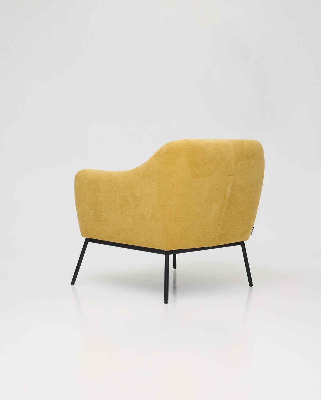 time to fun: зажмите точки внизу карусели и листайте кадры, чтобы рассмотреть кресло ernest со всех сторон.

в желтом микровелюре он становится акцентом: тёплым, мягким, немного ироничным. с ним хочется читать, думать, молчать или просто смотреть в окно.

———
(a)object: ernest armchair
upholstery: micro-velour
col: yellow
#ernest_armchair