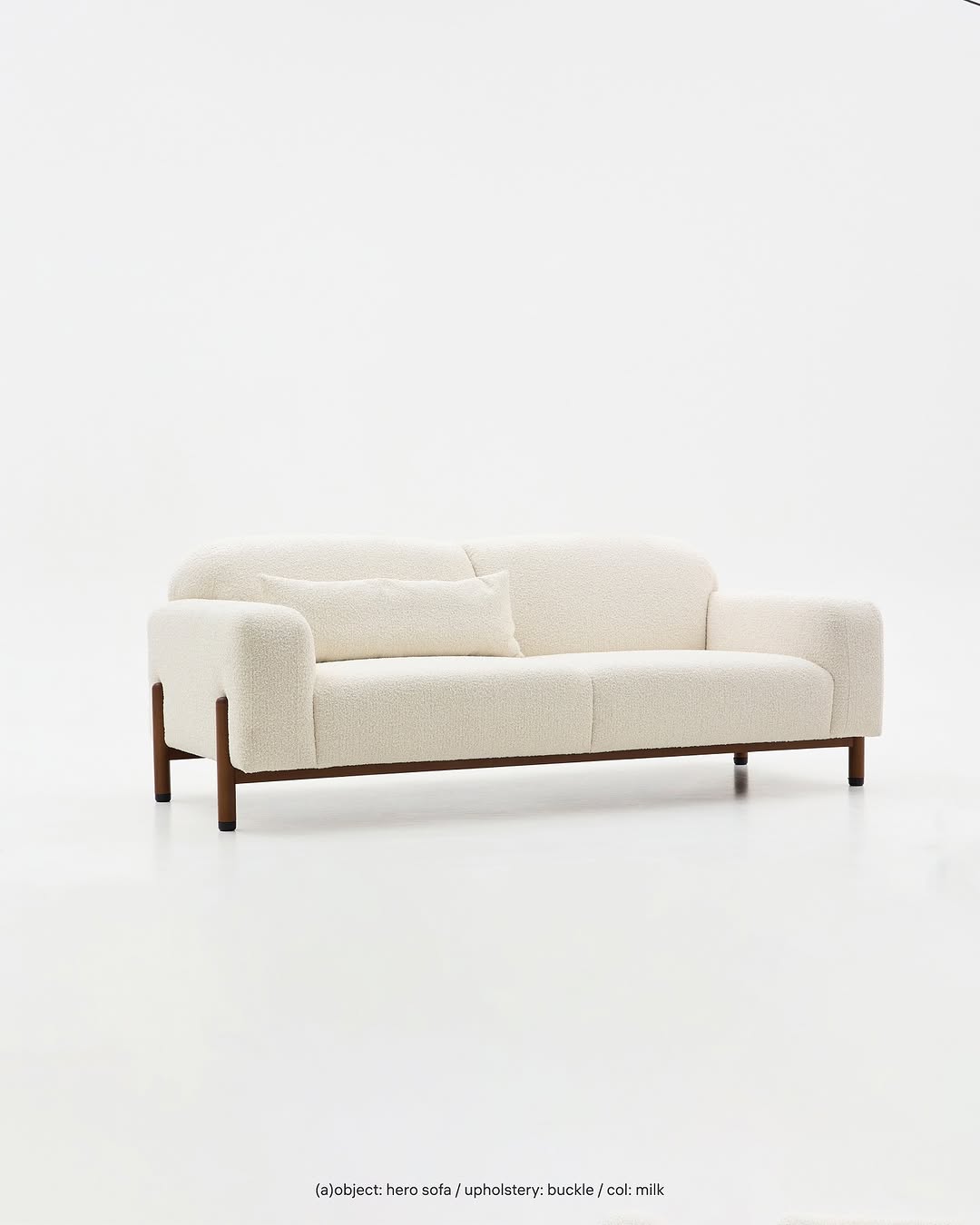 высота опор подобрана так, чтобы робот-пылесос делал своё дело. диван hero станет центром вашего интерьера, потому что он красив со всех сторон. 

*на фото: hero с подпятниками — временными насадками для транспортировки. чтобы все предметы annki доставили в целости и сохранности.

——
(a)object: hero sofa
upholstery: buckle
col: milk
#hero_sofa