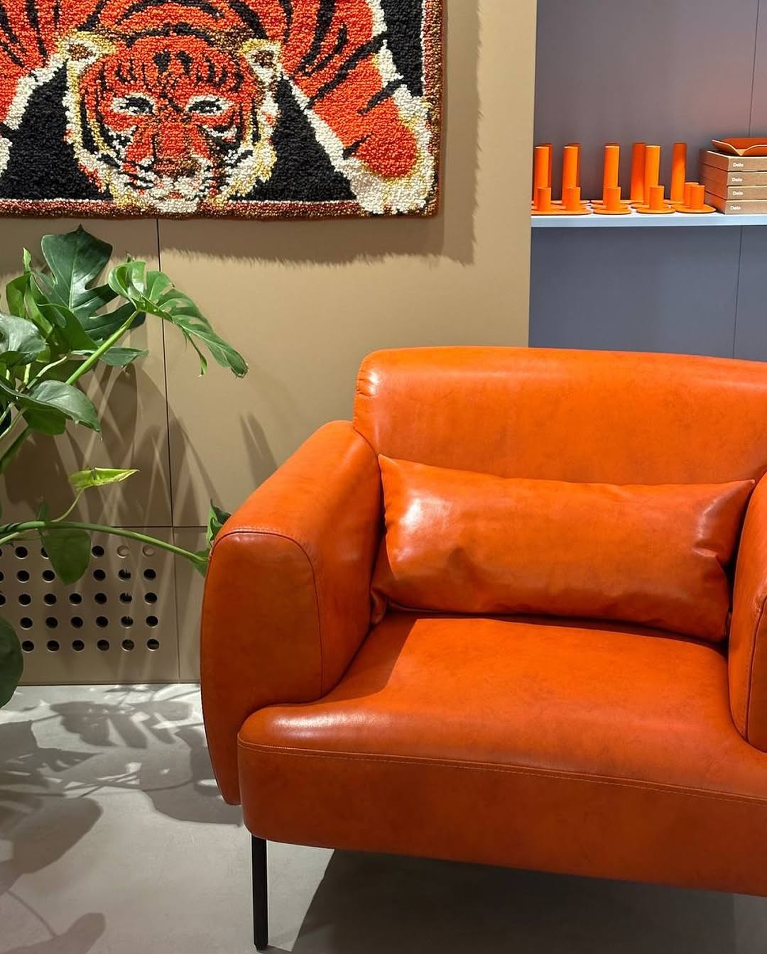 в вашей [и нашей] любимой рубрике #annkiathome делимся кадрами с предметами annki® в разных локациях и ситуациях. 

——
на фото: 

1 — стул steve dinner в чехле из новогодней коллекции python* — на недавней выставке мниид 
*итальянский деним, который будет красиво стариться (возраст ему к лицу). мы уверены, что с годами skin python станет ещё круче с появлением потёртостей
2 — стул steve dinner в рыжей экокоже + skin python // стул steve dinner в молочном букле + yeti skin // кресло steve, buckle, col: grass // кресло steve в чёрной коже // стул гардероб annki® x стокманн // диван workaholic в фирменной экошерсти — павильон на мниид 
3 — стол bill / раскладной + стулья steve dinner / eco wool / col: grass + скамья clover classic — зона столовой на мниид 
4-5 — диван plus / конфигурация из 2х модулей / раскладной / eco wool / col: winter moss
6 — стулья steve dinner / jacquard / zebra —  в новом пространстве «локалы» по адресу: петровский бульвар 1с1
7 — кресло bono / leather / col: mustard — в пространстве «локалы»
8 — табурет clover / ясень — в пространстве «локалы»
9-10 — кровать cube / buckle / col: milk
11 — диван plus / конфигурация из 5 модулей / раскладной / eco wool / col: grey
12 — кресло steve / eco wool / col: terra