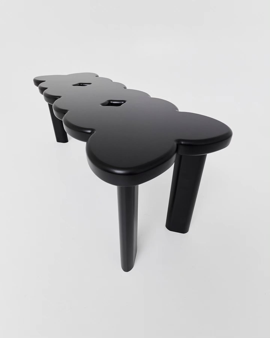 Скамьи и табуреты clover вдохновлены символом бренда annki @annki.studio – цветком четырехлистного клевера. Их характер может быть разным: от минималистично строгого до по-детски наивного и яркого.

Выбирайте и заказывайте на сайте SAMPLE.