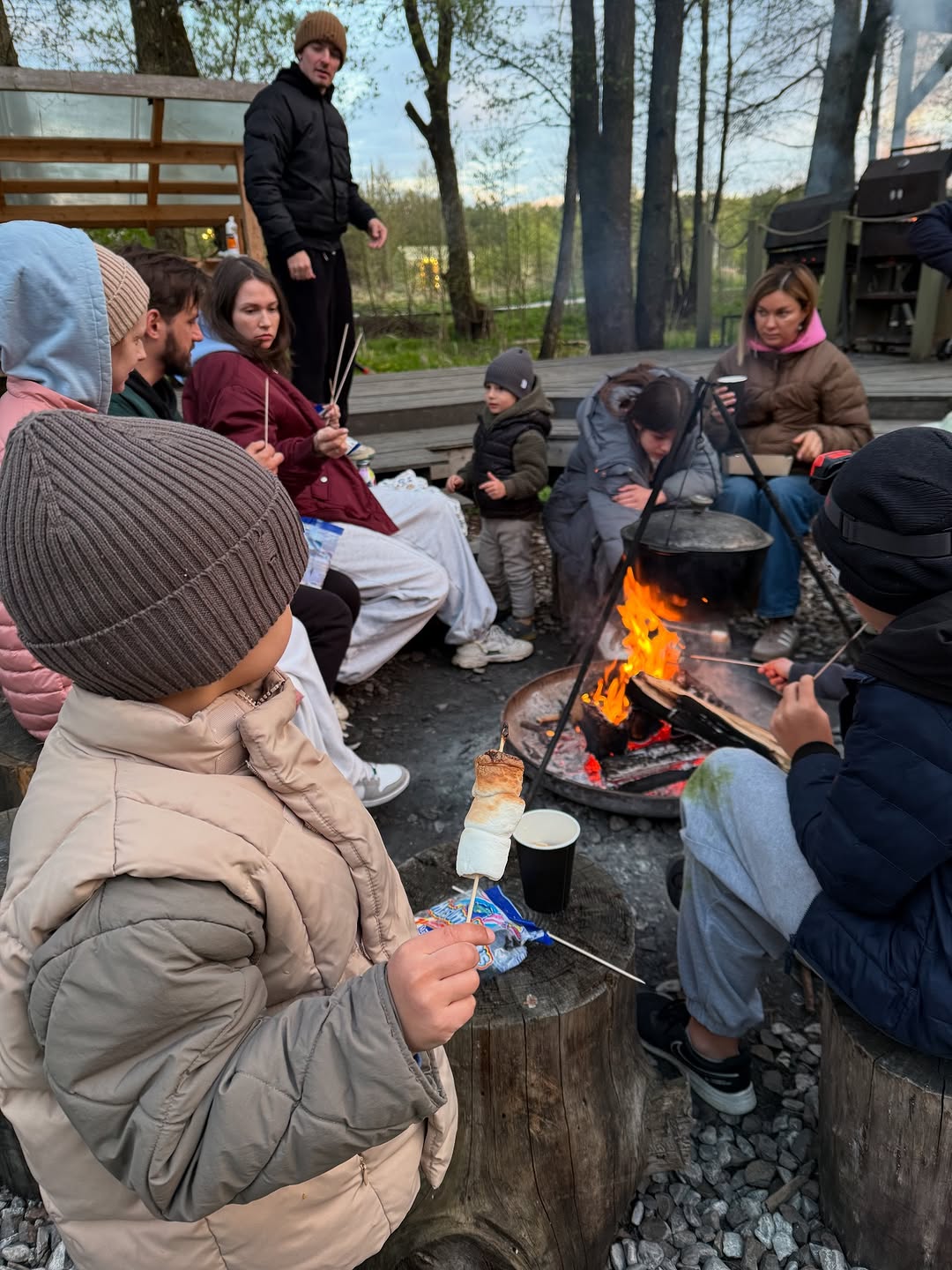Спонтанные выходные вдали от суеты, блокировки связи и перекрытии всех дорог.
Электричка и через 2 часа мы в лесу, в месте, где совсем другой мир, где Ратмир пил настоящее молоко с творожной запеканкой, где была уха на костре и вид на лес. Лес. Я влюбиласьв лес!

Твердо решила, раз в месяц вот так посещать одно новое местечко. 
Если знаете классные, делитесь со мной)