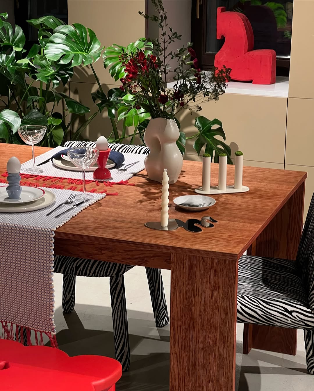 основа новогоднего застолья по версии annki® выглядит так:

- стол bill / col: red / раскладной 
- steve dinner / upholstery: jacquard / made in spain / col: zebra
- clover bench 2.0 / col: xmas

все увидеть и потрогать можно по адресу:
пространство «локалы» / москва, петровский бульвар, 1с1