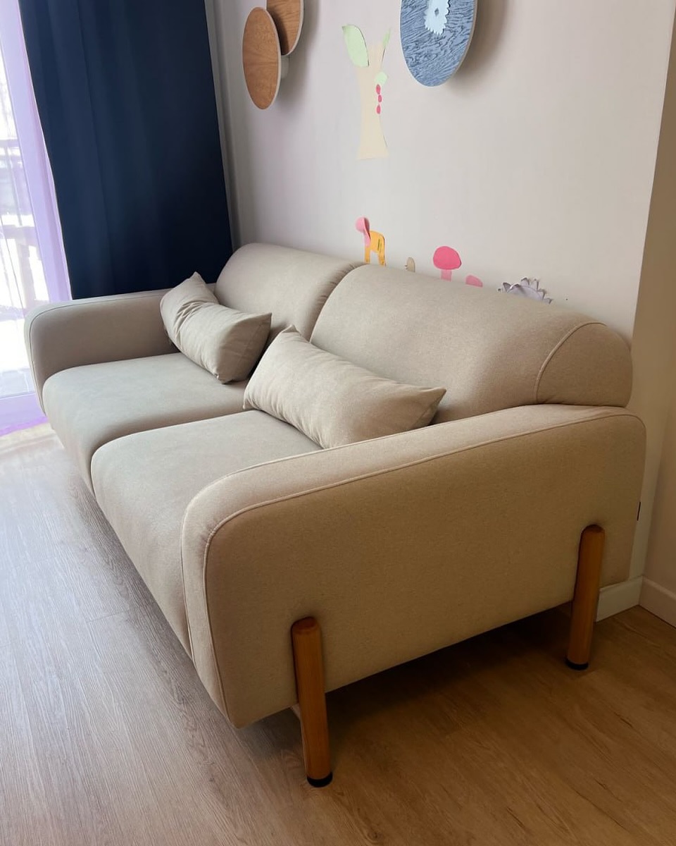 сегодня суббота, значит пришло время для нашей постоянной и любимой подборки #annkiathome — это фотографии, которыми вы с нами делитесь: иногда это кадры сразу после распаковки, иногда это будничная рутина, иногда это интерьерные съёмки… но всегда эти кадры живые. без фильтров и прочих прикрас.

(a)objects:
1 — диван plus+ / 3 модуля (2 козетки + 1 подлокотник + пуф) #plus_sofa 
2-3 —диван hero #hero_sofa 
4-5 — кастомный диван (геометричный)
6-7 — кастомный диван (полукруглый)
8 — диван plus+ / 3 модуля 
9 — кресло steve++
10 — статья clover classic / массив дерева + масло, цвет: milk #clover_bench 
11 — кровать sóva #sova_bed
12 — диван plus+ / базовая конфигурация: 2 модуля + 2 подлокотника 
13 — кровать basic #basic_bed