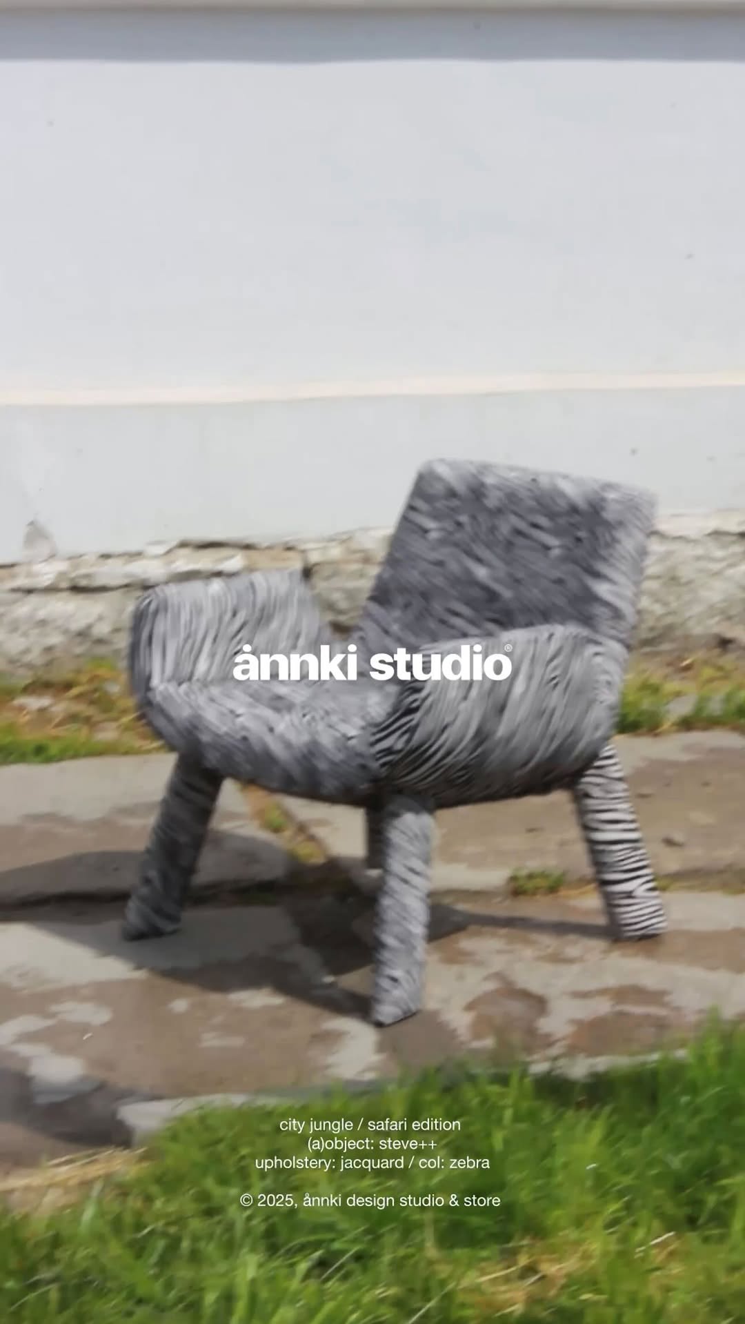city jungle

кресло steve в естественной городской среде обитания.
он замер — актуален здесь, уместен везде.

——
(a)object: steve++
upholstery: jacquard 
col: zebra
location: literature garden
#steve_chair_armrests