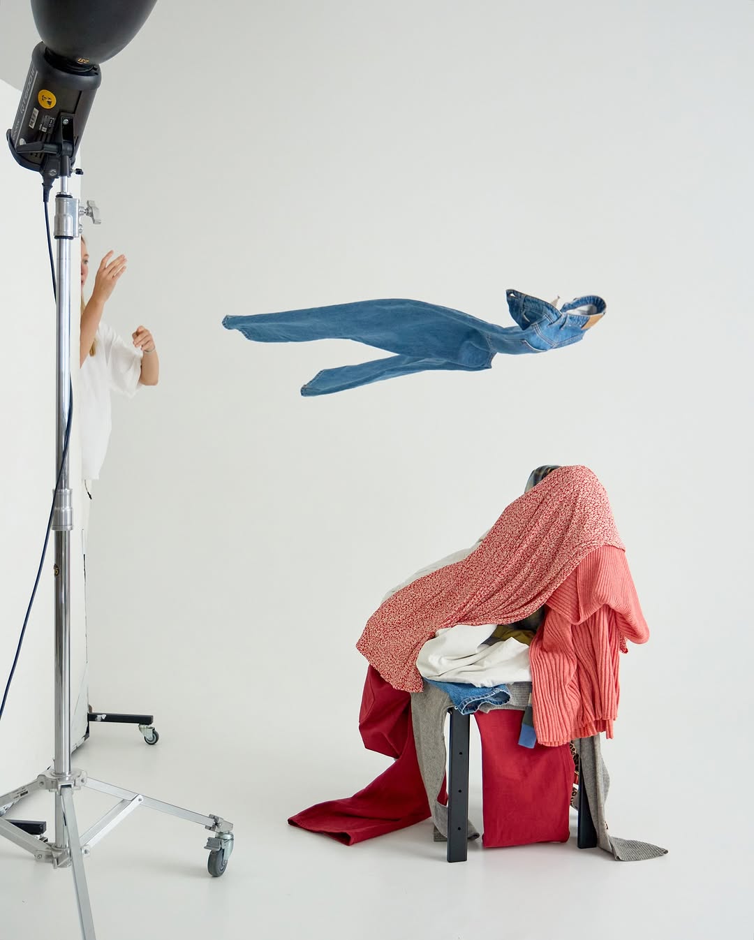 стул, который всё понимает.

мы не разбрасываем вещи — мы их откладываем на потом.
дизайнерский стул-гардероб создан для жизни как она есть: уютной, немного хаотичной, но честной. он знает что такое уместность и своё место в вашем интерьере [и в вашей рутине].

“it’s not a mess, it’s a system.” — friends

———
(a)object: wardrobe chair
col: black
#wardrobe_chair