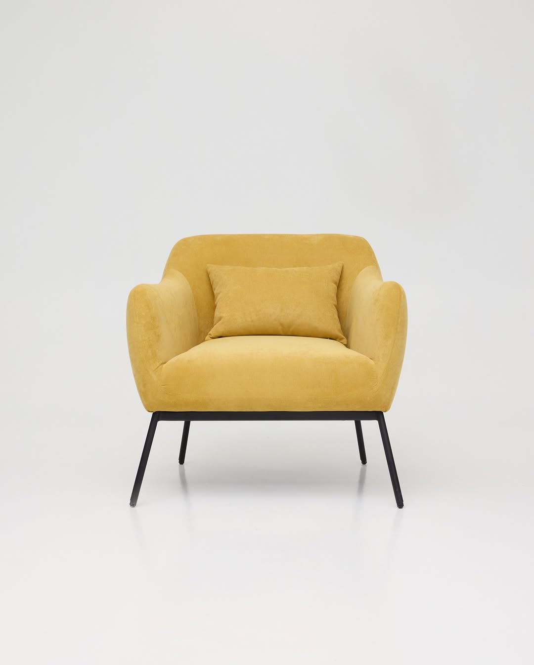 time to fun: зажмите точки внизу карусели и листайте кадры, чтобы рассмотреть кресло ernest со всех сторон.

в желтом микровелюре он становится акцентом: тёплым, мягким, немного ироничным. с ним хочется читать, думать, молчать или просто смотреть в окно.

———
(a)object: ernest armchair
upholstery: micro-velour
col: yellow
#ernest_armchair