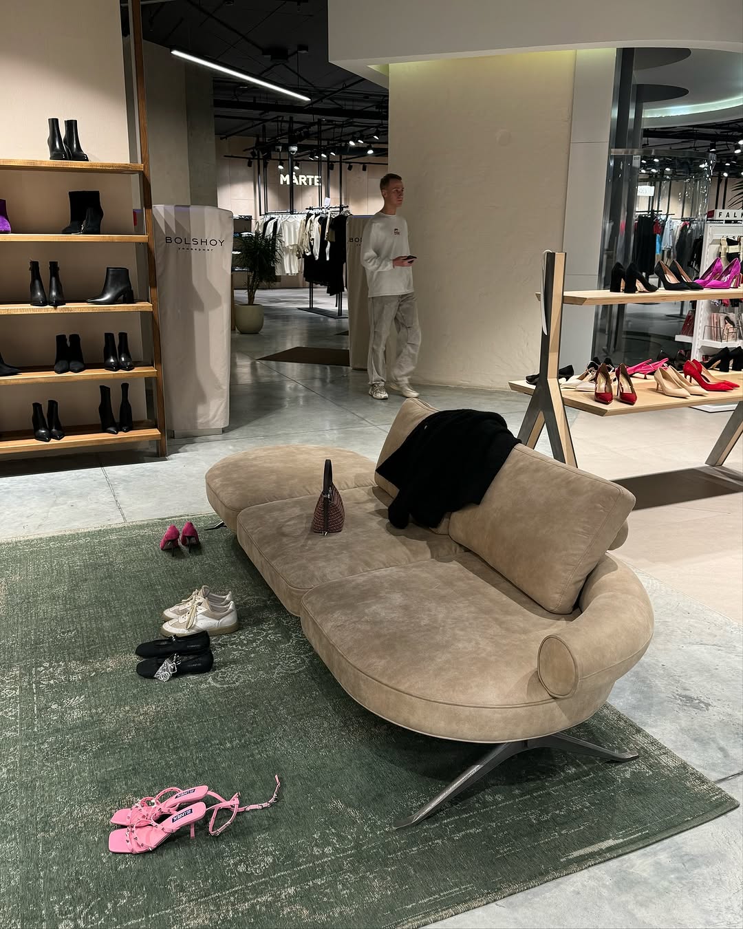 #annkiathome — постоянная рубрика, где вы делитесь кадрами с предметами annki. без фильтров и фотошопа. 

сегодня это фото как клиентов, так и партнеров [где вы всегда сможете вживую познакомиться с нашими предметами]

———
на фото: 
1, 2 — стулья steve dinner / eco wool / col: terra, grass 
3 — кровать cube / eco wool, linen / col: natural
4, 5 — террасная мебель для жк «на некрасова», екатеринбург / @brusnika.company 
6, 7 — кровать sóva / leather / col: cognac 
8 — скамья clover 2.0 / col: blue
9, 10 — диван для универмага bolshoy @bolshoy.me 
11 — скамья clover / wood / @vardanchiiiiks 
12 — кресло bono / buckle / col: dark grey / ånnki factory
13 — табурет clover 2.0 / col: pink
14 — кресла steve / velour / col: pink
15 — скамья clover 2.0 / col: black
16 — кресло steve / eco wool / col: grass / @pirozhnikov_dmitry 
17 — кресло steve / buckle / col: milk / @moonswoon