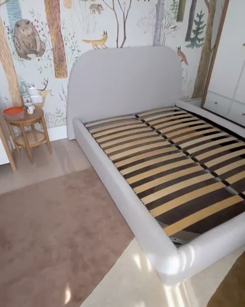 распаковали — влюбились.

да, это наша постоянная рубрика #annkiathome — актуальная подборка, где предметы annki® находят свои дома. реакции без фильтров, эмоции без сценария.

———
1 — загрузка фуры с предметами @annki.studio / фотография сделана нашим упаковщиком Арсением / локация: annki factory 
2-3 — диваны hero и кресла steve / локация: москва, коворкинг «соль»
4 — кресла bono / москва, коворкинг «соль»
5 — кресла steve++ / москва, коворкинг «соль»
6-7 — диван plus+ air (на ножках) / конфигурация: 2 модуля + 2 подлокотника / обивка: велюр
8-9 — кровать basic / обивка: букле
10 — диван plus+ / spring drop / базовая конфигурация: 2 модуля + 1 подлокотник / обивка: микровелюр, цвет: grass
11 — диван plus+ / обивка: букле, цвет: milk
12 — кресло steve / обивка: английская кожа, цвет: cognac