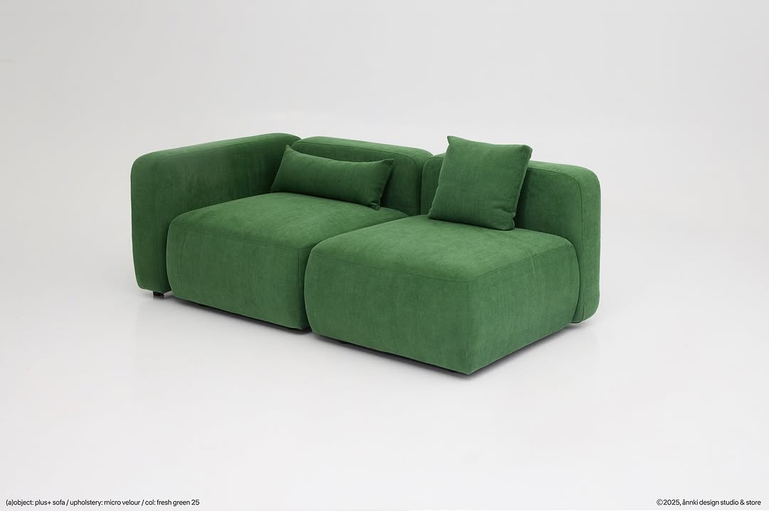 половина лета позади, но мы не унываем. диван plus+ из весеннего дропа напоминает летнюю лужайку, на которой хочется развалиться и просто наслаждаться моментом.

яркий, свежий, оптимистичный. для тех, кто хочет наполнить свой дом теплом. 

———
(a)object: plus+ sofa
upholstery: micro velour
col: fresh green 25
#plus_sofa