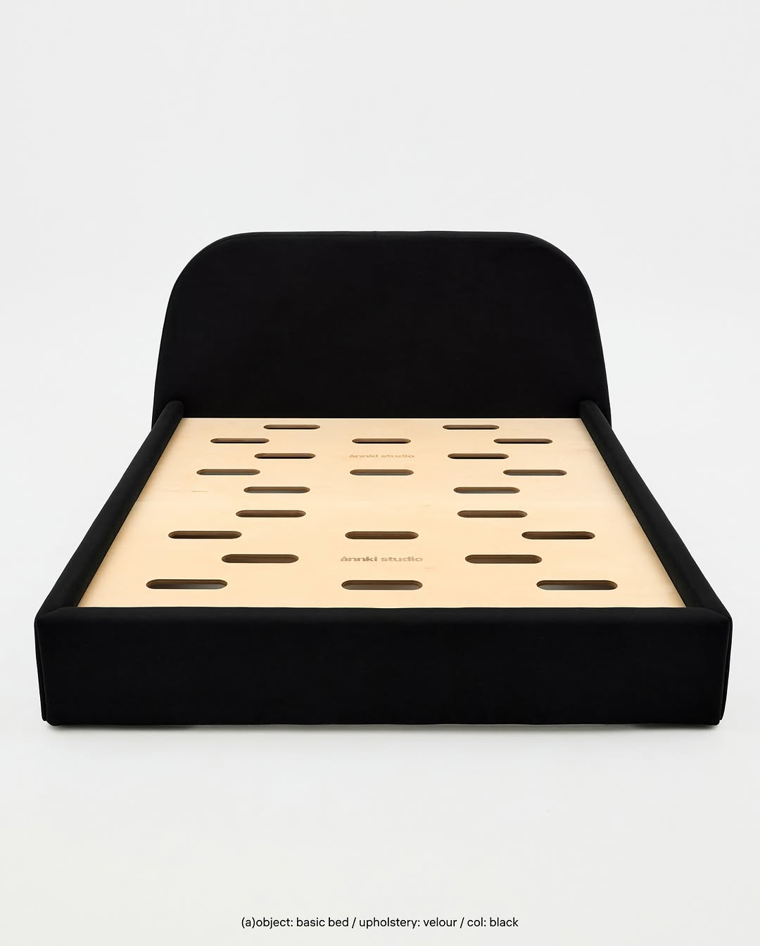 субботнее утро — когда весь мир может подождать. кровать превращается в идеальное место для мечтаний. здесь нет места спешке.

fyi: опционально предлагаем клиентам «жесткое дно» у кроватей. наши тесты показали, что современные матрасы высотой более 20 см отлично компенсируют распределение веса без использования ортопедических лат.

——
(a)object: basic bed
upholstery: velvet
col: black
#basic_bed