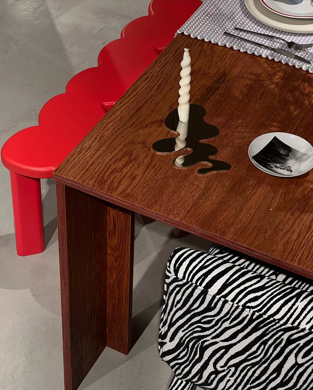 основа новогоднего застолья по версии annki® выглядит так:

- стол bill / col: red / раскладной 
- steve dinner / upholstery: jacquard / made in spain / col: zebra
- clover bench 2.0 / col: xmas

все увидеть и потрогать можно по адресу:
пространство «локалы» / москва, петровский бульвар, 1с1