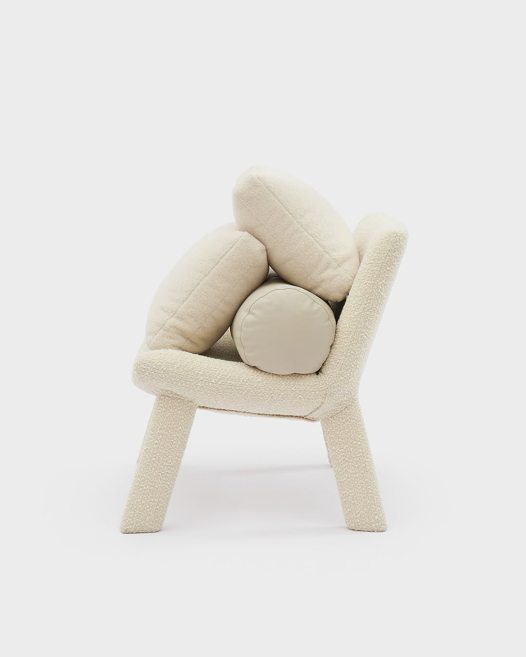 кресло steve — уголок уюта и спокойствия. 

мягкое букле окутывает словно теплый плед, в который так приятно погрузиться после долгого рабочего дня. 

——
(a)object: steve chair
upholstery: buckle
col: milk
#steve_chair