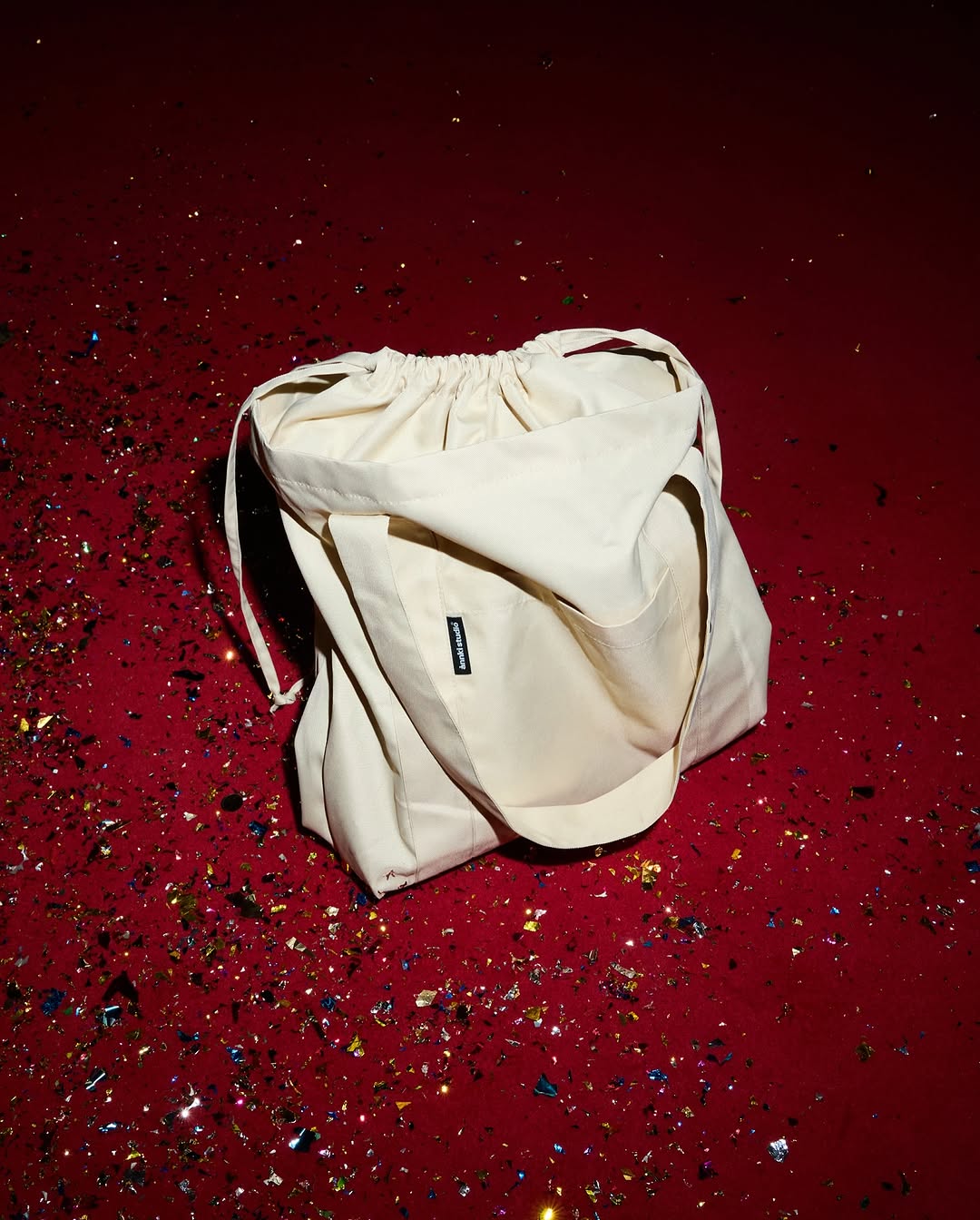 mood: последняя рабочая неделя года

специально для clover’а мы разработали универсальный «шоппер», с которым табурет не только удобно доставлять, но и дарить. 

[для тех, кто хочет взять с собой символ удачи или преподнести его близким на новый год]

*bonus: в карман для опор clover’а идеально помещается бутылка вина — финальный штрих к праздничной атмосфере.