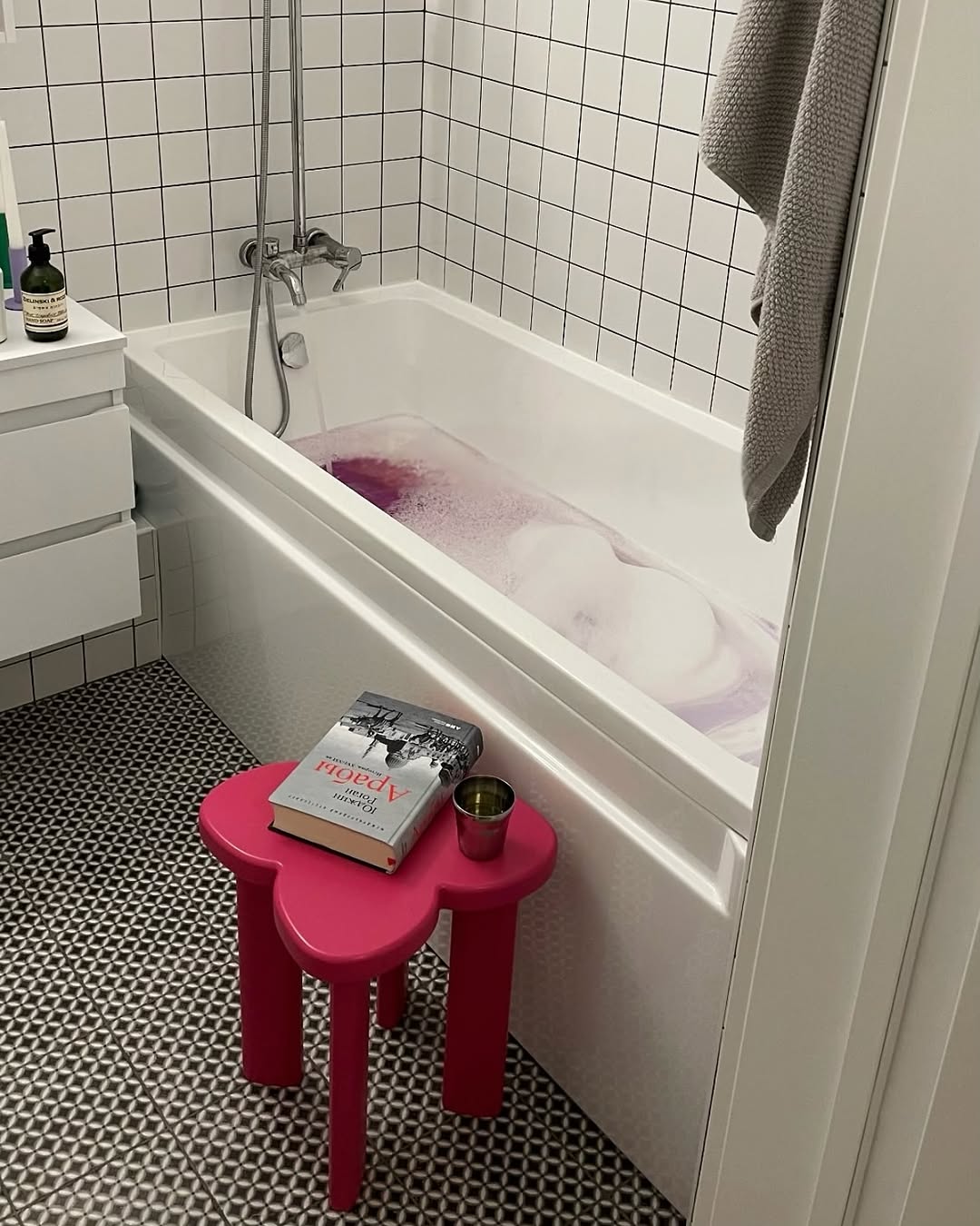 #annkiathome — постоянная рубрика, где вы делитесь кадрами с предметами annki. без фильтров и фотошопа. 

сегодня это фото как клиентов, так и партнеров [где вы всегда сможете вживую познакомиться с нашими предметами]

———
на фото: 
1, 2 — стулья steve dinner / eco wool / col: terra, grass 
3 — кровать cube / eco wool, linen / col: natural
4, 5 — террасная мебель для жк «на некрасова», екатеринбург / @brusnika.company 
6, 7 — кровать sóva / leather / col: cognac 
8 — скамья clover 2.0 / col: blue
9, 10 — диван для универмага bolshoy @bolshoy.me 
11 — скамья clover / wood / @vardanchiiiiks 
12 — кресло bono / buckle / col: dark grey / ånnki factory
13 — табурет clover 2.0 / col: pink
14 — кресла steve / velour / col: pink
15 — скамья clover 2.0 / col: black
16 — кресло steve / eco wool / col: grass / @pirozhnikov_dmitry 
17 — кресло steve / buckle / col: milk / @moonswoon