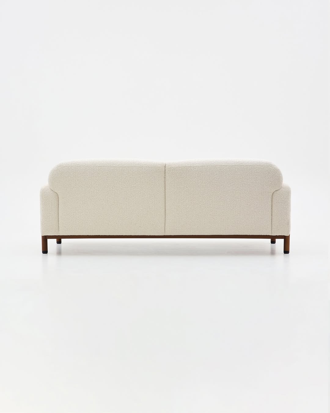 высота опор подобрана так, чтобы робот-пылесос делал своё дело. диван hero станет центром вашего интерьера, потому что он красив со всех сторон. 

*на фото: hero с подпятниками — временными насадками для транспортировки. чтобы все предметы annki доставили в целости и сохранности.

——
(a)object: hero sofa
upholstery: buckle
col: milk
#hero_sofa