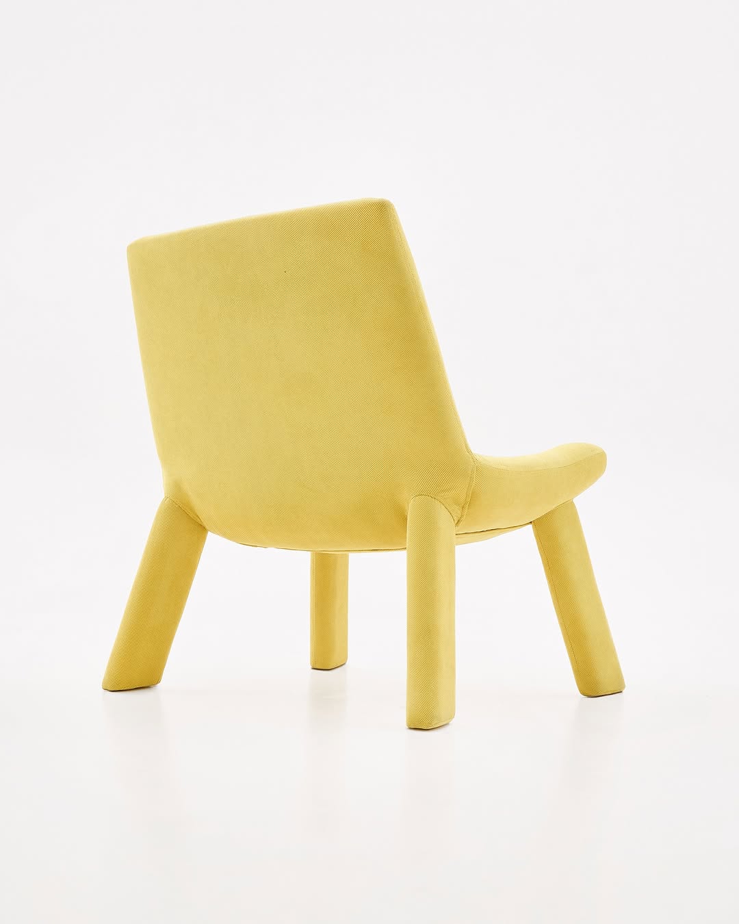 кресло steve — тот самый солнечный зайчик, который так необходим в пасмурную погоду 

——
(a)object: steve chair
upholstery: velvet
col: yellow
#steve_chair