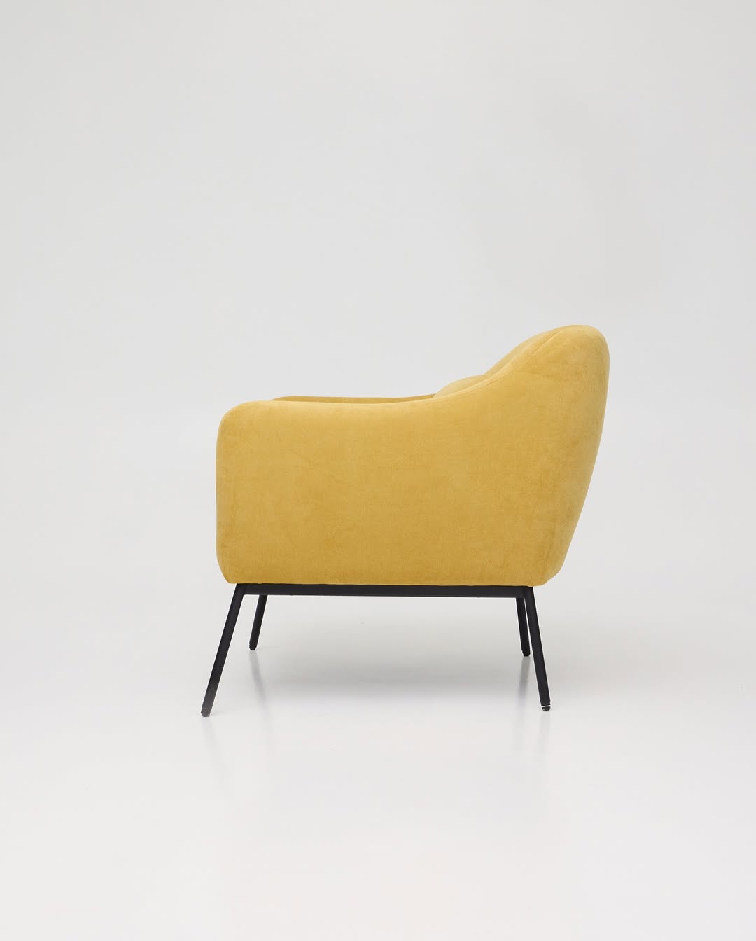 time to fun: зажмите точки внизу карусели и листайте кадры, чтобы рассмотреть кресло ernest со всех сторон.

в желтом микровелюре он становится акцентом: тёплым, мягким, немного ироничным. с ним хочется читать, думать, молчать или просто смотреть в окно.

———
(a)object: ernest armchair
upholstery: micro-velour
col: yellow
#ernest_armchair