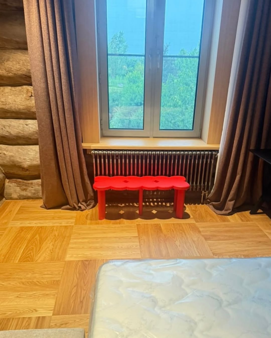 #annkiathome — это постоянная рубрика, в которой мы делимся вашими фотографиями.
⠀
тем, как диваны, кровати и стулья ånnki становятся частью утра за чашкой кофе, вечерних посиделок и просто тихих моментов дома.
⠀
спасибо, что впускаете нас в своё пространство. ведь именно там мебель обретает характер и историю.

———
на фото: 
1 — кресло steve / upholstery: buckle / col: grey / @chuganova_katya / #steve_chair
2 — пуф runda 40 / upholstery: jacquard / col: zebra / #pouf_runda
3-4 — кровать cube / upholstery: buckle / col: milk / #cube_bed
5 — скамья clover / upholstery: wood / col: green / #clover_bench
6 — диван plus+ / 2 модуля, 1 подлокотник / upholstery: buckle / col: milk / #plus_sofa
7 — диван plus+ / 2 модуля, 2 подлокотника / upholstery: buckle / col: mocco / #plus_sofa
8 — диван custom / upholstery: velour / col: yellow / табурет clover / upholstery: wood / col: black / location: @projectlife24.ru / #clover_stool
9 — диван plus+ / 2 модуля, 1 подлокотник/ upholstery: buckle / col: milk / #plus_sofa
10 — кровать cube / upholstery: velour / col: natural / #cube_bed
11 — скамейки clover / col: blue / location: @skolkovo_therink / #clover_bench
12 — диван hero угловой / upholstery: velour / col: grey / #hero_sofa
13 — кресло steve / upholstery: velour / col: grey / #steve_chair
14 — steve dinner / upholstery: buckle / col: milk / #steve_dinner_chair / кресло steve ++ / upholstery: eco wool / col: mars / #steve_chair
15 — кресла steve ++ / upholstery: eco wool / col: red / #steve_chair
16 — скамья clover 2.0 / col: xmas / #clover_bench