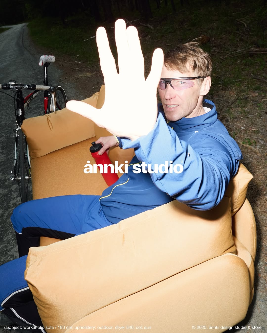 workaholic™ — мебель для тех, кто влюблён в своё дело. для тех, кто не умеет останавливаться, кто заряжается в движении и всегда идёт дальше.

для меня это мой папа.
трудолюбивый, одержимый своим делом человек, который постоянно ставит перед собой новые цели. хоккеист, велогонщик — пару лет назад он проехал 315 км vätternrundan в швеции уже с кардиостимулятором.
он не любит говорить о своих достижениях. а я — люблю им гордиться.

здесь он отдыхает перед новым стартом. велосипед рядом, диван workaholic™ — как комфортная база, чтобы перевести дух. потому что отдых — не остановка, а часть пути.

этой энергии — бесконечной, увлечённой, живой — мы посвятили коллекцию workaholic™.

дерзайте. рискуйте. не сожалейте.

с любовью — всем влюблённым в своё дело.
å.

анна долгих / дизайнер и фаундер @annki.studio

———
#workaholic_sofa 
#workaholic_collection