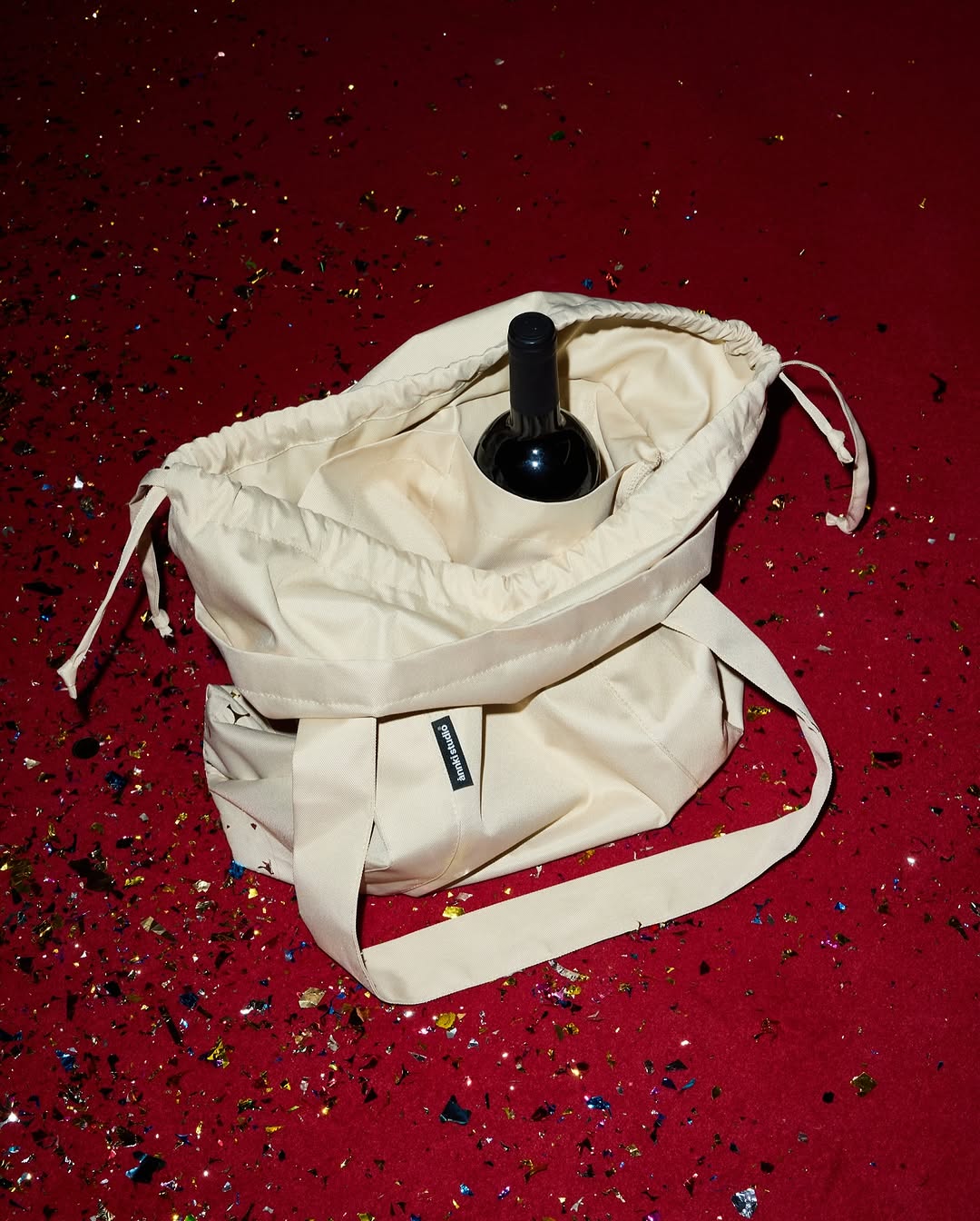 mood: последняя рабочая неделя года

специально для clover’а мы разработали универсальный «шоппер», с которым табурет не только удобно доставлять, но и дарить. 

[для тех, кто хочет взять с собой символ удачи или преподнести его близким на новый год]

*bonus: в карман для опор clover’а идеально помещается бутылка вина — финальный штрих к праздничной атмосфере.