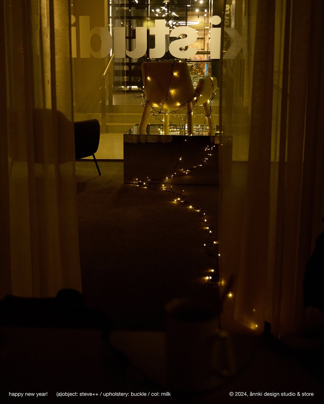 один из наших итогов 2024 года — закрытие шоурума в екатеринбурге, который находился в иц architector.

мы попробовали базироваться в интерьерном центре. самом лучшем и элитарном. утвердились, что это не совсем путь ånnki®. мы проверили гипотезу. скомпилировали опыт. и радостно провели финальные съёмки на нашем красном подиуме, который целый год был как будто театральной сценой для наших экспериментов.

ånnki® studio — это исследовательская компания, потому что мы меняем углы обзора и привычные сценарии развития. не боимся пробовать, устремляясь к большему.

stay tuned!
be ånnki®!