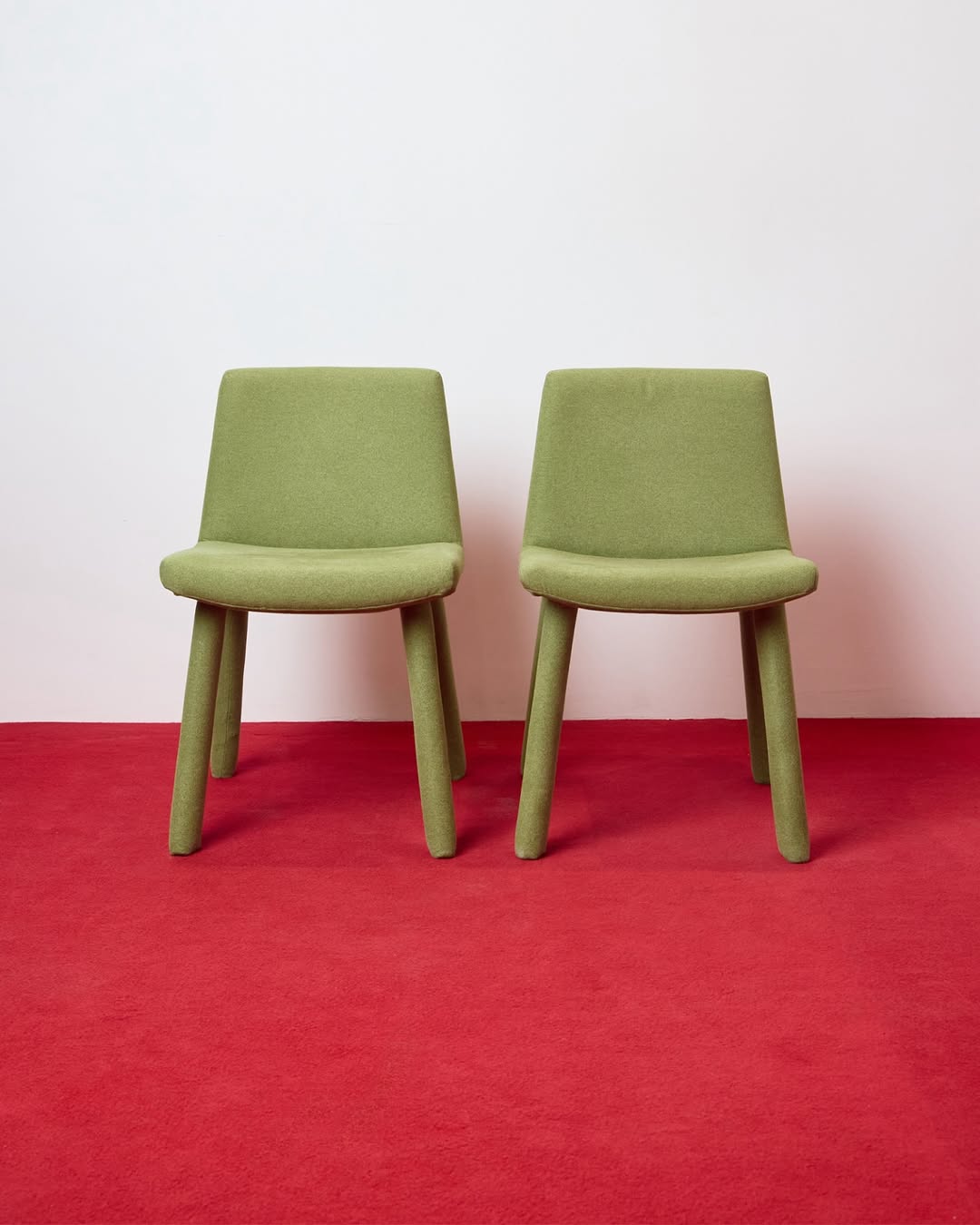 «одно из посланий жизни: без перемен нет стабильности». *

мы ценим, каждый произведённый образец, потому что это физическое воплощение пути изменений.

на фото первые образцы обеденных стульев steve. отличаются наполнением и каркасами. 2 года они жили у нас в студии: проходили испытания длительными зумами, приёмами гостей и прочими коллективными активностями. фирменная бельгийская экошерсть закалялась обливаниями кофе, чернилами и несколькими химчистками.

сейчас они переехали в офис на производстве и продолжают свой путь в коллективе @annki.studio

*цитата / нассим талеб / «антихрупкость»

———
(a)object: steve dinner
upholstery: eco wool / made in belgium 
col: grass
#steve_dinner_chair