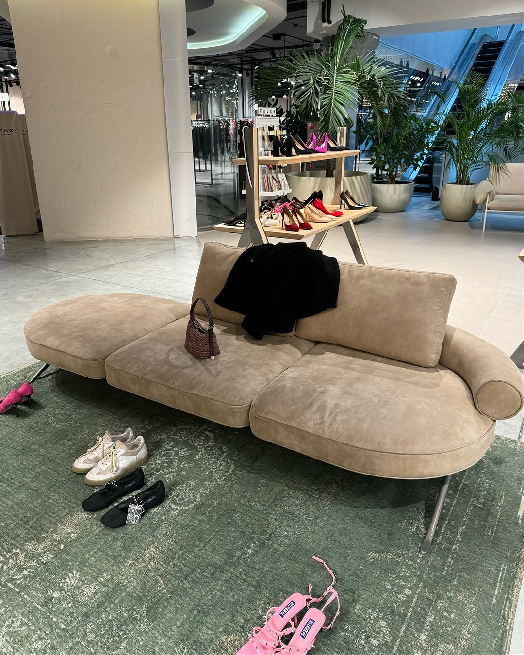 #annkiathome — постоянная рубрика, где вы делитесь кадрами с предметами annki. без фильтров и фотошопа. 

сегодня это фото как клиентов, так и партнеров [где вы всегда сможете вживую познакомиться с нашими предметами]

———
на фото: 
1, 2 — стулья steve dinner / eco wool / col: terra, grass 
3 — кровать cube / eco wool, linen / col: natural
4, 5 — террасная мебель для жк «на некрасова», екатеринбург / @brusnika.company 
6, 7 — кровать sóva / leather / col: cognac 
8 — скамья clover 2.0 / col: blue
9, 10 — диван для универмага bolshoy @bolshoy.me 
11 — скамья clover / wood / @vardanchiiiiks 
12 — кресло bono / buckle / col: dark grey / ånnki factory
13 — табурет clover 2.0 / col: pink
14 — кресла steve / velour / col: pink
15 — скамья clover 2.0 / col: black
16 — кресло steve / eco wool / col: grass / @pirozhnikov_dmitry 
17 — кресло steve / buckle / col: milk / @moonswoon