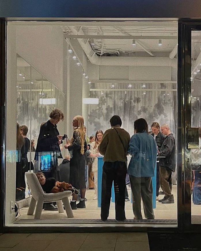 #annkiathome — постоянная рубрика, где вы делитесь кадрами с предметами annki. без фильтров и фотошопа. 

сегодня это фото как клиентов, так и партнеров [где вы всегда сможете вживую познакомиться с нашими предметами]

———
на фото: 
1, 2 — стулья steve dinner / eco wool / col: terra, grass 
3 — кровать cube / eco wool, linen / col: natural
4, 5 — террасная мебель для жк «на некрасова», екатеринбург / @brusnika.company 
6, 7 — кровать sóva / leather / col: cognac 
8 — скамья clover 2.0 / col: blue
9, 10 — диван для универмага bolshoy @bolshoy.me 
11 — скамья clover / wood / @vardanchiiiiks 
12 — кресло bono / buckle / col: dark grey / ånnki factory
13 — табурет clover 2.0 / col: pink
14 — кресла steve / velour / col: pink
15 — скамья clover 2.0 / col: black
16 — кресло steve / eco wool / col: grass / @pirozhnikov_dmitry 
17 — кресло steve / buckle / col: milk / @moonswoon