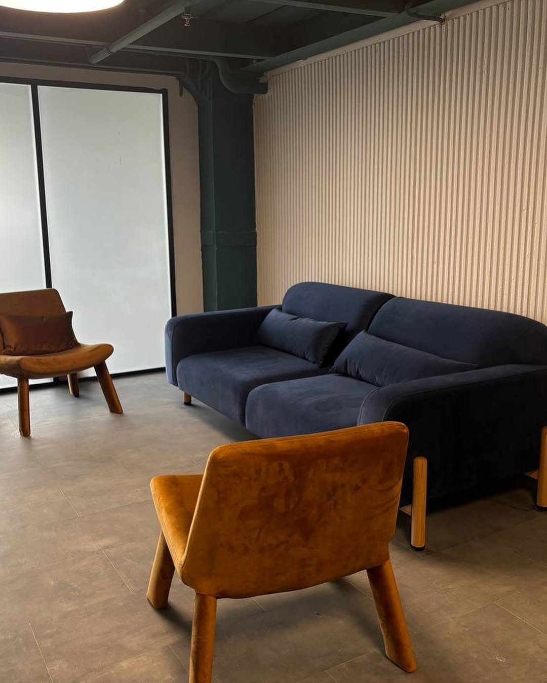 распаковали — влюбились.

да, это наша постоянная рубрика #annkiathome — актуальная подборка, где предметы annki® находят свои дома. реакции без фильтров, эмоции без сценария.

———
1 — загрузка фуры с предметами @annki.studio / фотография сделана нашим упаковщиком Арсением / локация: annki factory 
2-3 — диваны hero и кресла steve / локация: москва, коворкинг «соль»
4 — кресла bono / москва, коворкинг «соль»
5 — кресла steve++ / москва, коворкинг «соль»
6-7 — диван plus+ air (на ножках) / конфигурация: 2 модуля + 2 подлокотника / обивка: велюр
8-9 — кровать basic / обивка: букле
10 — диван plus+ / spring drop / базовая конфигурация: 2 модуля + 1 подлокотник / обивка: микровелюр, цвет: grass
11 — диван plus+ / обивка: букле, цвет: milk
12 — кресло steve / обивка: английская кожа, цвет: cognac