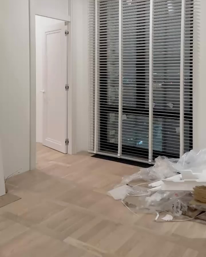 в вашей [и нашей] любимой рубрике #annkiathome делимся кадрами с предметами annki® в разных локациях и ситуациях. 

——
на фото: 

1 — стул steve dinner в чехле из новогодней коллекции python* — на недавней выставке мниид 
*итальянский деним, который будет красиво стариться (возраст ему к лицу). мы уверены, что с годами skin python станет ещё круче с появлением потёртостей
2 — стул steve dinner в рыжей экокоже + skin python // стул steve dinner в молочном букле + yeti skin // кресло steve, buckle, col: grass // кресло steve в чёрной коже // стул гардероб annki® x стокманн // диван workaholic в фирменной экошерсти — павильон на мниид 
3 — стол bill / раскладной + стулья steve dinner / eco wool / col: grass + скамья clover classic — зона столовой на мниид 
4-5 — диван plus / конфигурация из 2х модулей / раскладной / eco wool / col: winter moss
6 — стулья steve dinner / jacquard / zebra —  в новом пространстве «локалы» по адресу: петровский бульвар 1с1
7 — кресло bono / leather / col: mustard — в пространстве «локалы»
8 — табурет clover / ясень — в пространстве «локалы»
9-10 — кровать cube / buckle / col: milk
11 — диван plus / конфигурация из 5 модулей / раскладной / eco wool / col: grey
12 — кресло steve / eco wool / col: terra