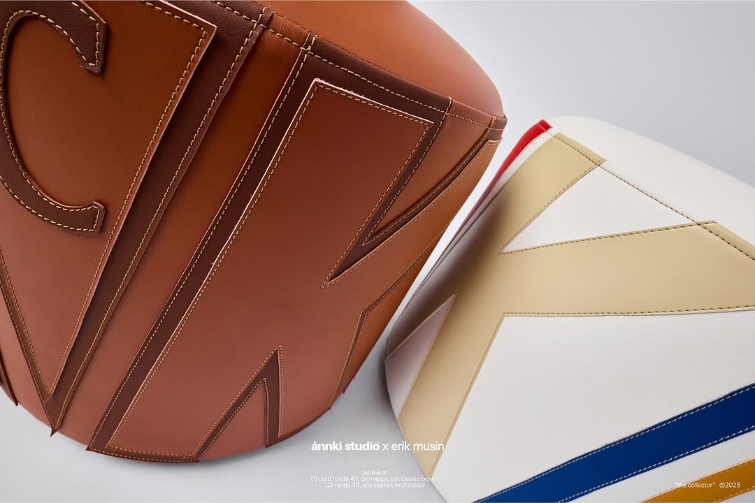 @annki.studio x @erikmusin 

«коллекционер» / the collector 

предметом коллаборации брендов стали объекты из регулярной линейки мебели annki® — кресло ernest и пуф runda, — обивки которых выполнены в дизайне, разработанном художником эриком мусиным. основа концепции — коллекционирование. мы видим многослойность смыслов, наложение ассоциаций в реализованных предметах, потому что у каждого оно своё — «коллекционирование».

на фото первые объекты коллаборации: пуфы runda в двух вариантах. (1) коричневый паттерн выполнен из натуральной прессованной кожи наппа, используемой в основном для обивки сидений гоночных автомобилей. (2) цветной пуф выполнен из экокожи.

———
#runda_pouf