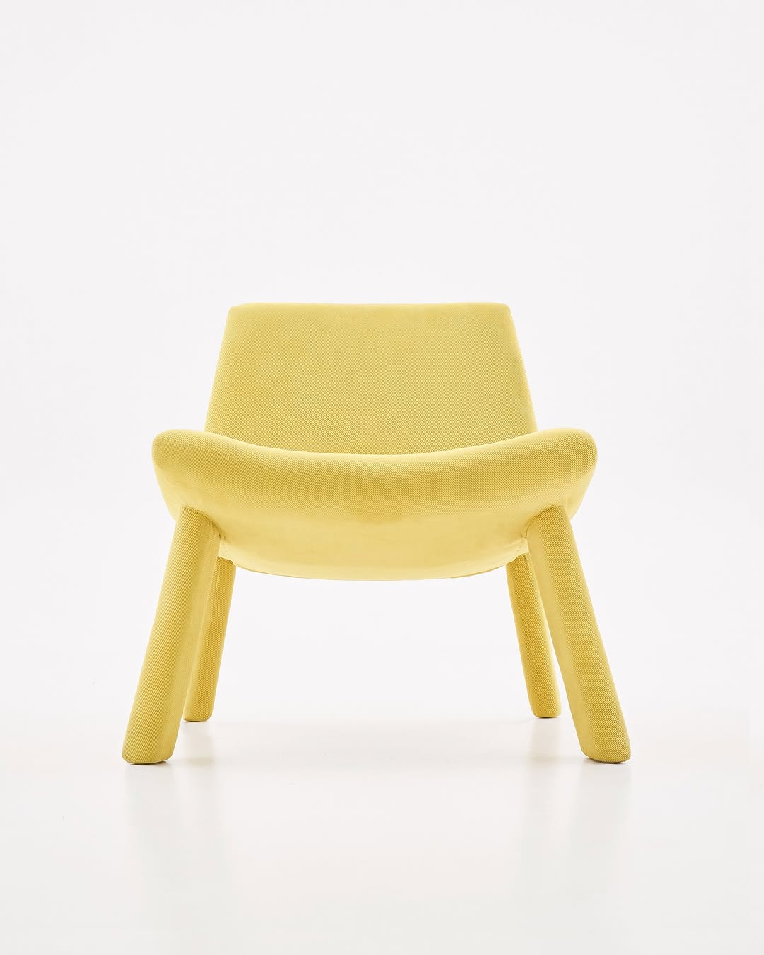 кресло steve — тот самый солнечный зайчик, который так необходим в пасмурную погоду 

——
(a)object: steve chair
upholstery: velvet
col: yellow
#steve_chair