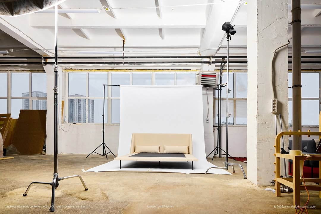 annki® factory 

организовали пространство для фотосъёмок на нашем производстве. ремонт пока в процессе, но мы уже гордимся, что снимаем свои объекты в своей «фотостудии» со своей командой. это ценно, когда вокруг все свои. даже лифтёр. 

«будь готов изменить свои цели, но никогда не изменяй свои ценности». / цитата, далай-лама XIV

———
(a)location: annki® factory
#annki_factory 

(a)object: sóva bed
upholstery: eco wool, made in belgium
col: linen
#sova_bed