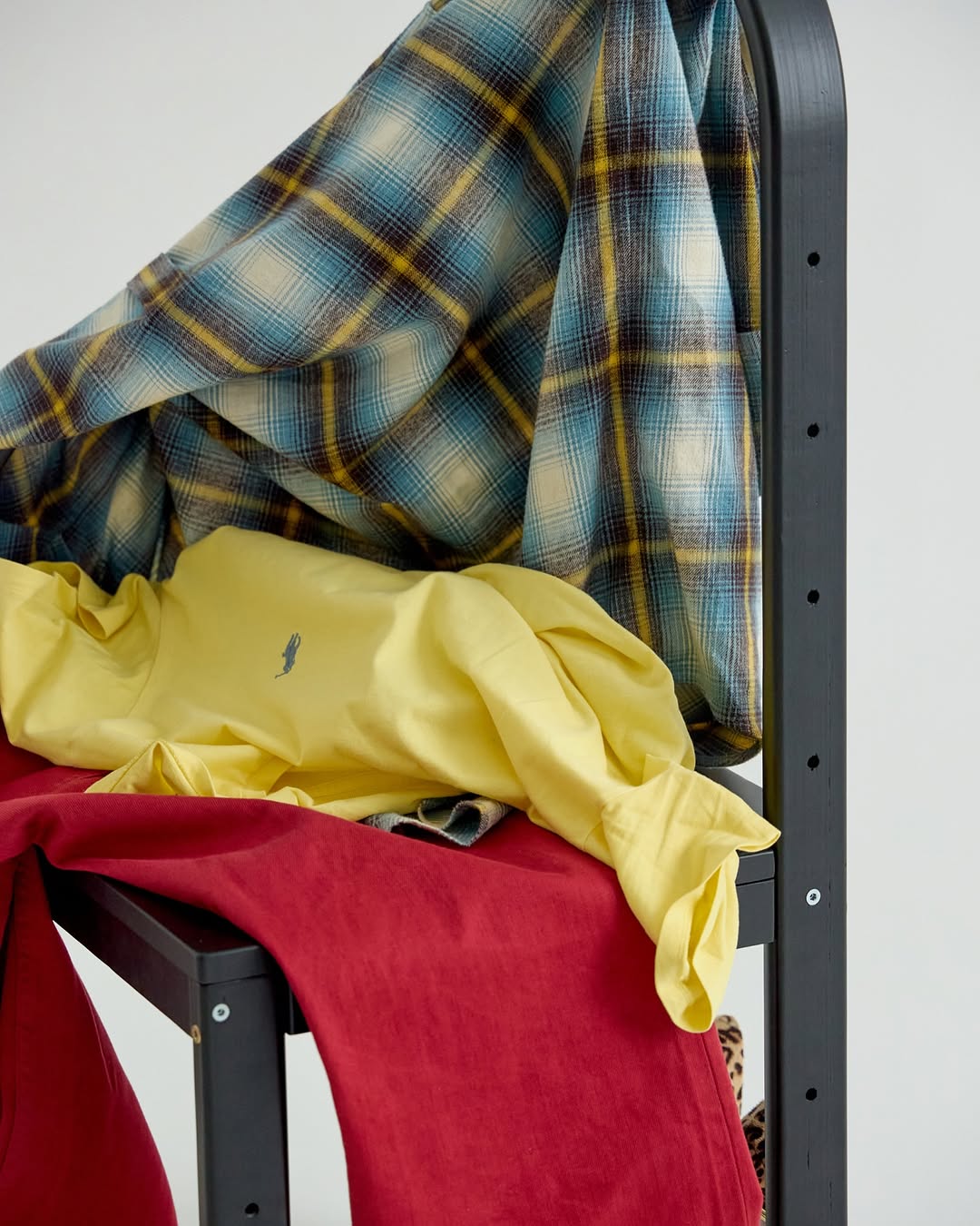 у каждого бывают моменты, когда вокруг царит хаос. мы не осуждаем это, а наоборот, относимся с пониманием. так и был создан стул-гардероб — воплощение творческого беспорядка. 

для тех, кто выбирает уделять внимание по-настоящему важным вещам. 

——
(a)object: wardrobe chair
col: black
#wardrobe_chair