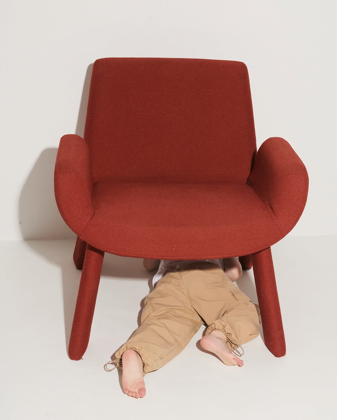 «в каждом взрослом живёт ребёнок, который хочет играть»*

с днём защиты детей! — и тех, что подрастают, и тех, что живут внутри нас. пусть даже в повседневной рутине у вас остаётся место для лёгкости, спонтанности и игривости :)

*цитата к.г. юнг

———
(a)object: steve++
upholstery: eco wool, made in belgium 
col: terra
#steve_chair_armrests