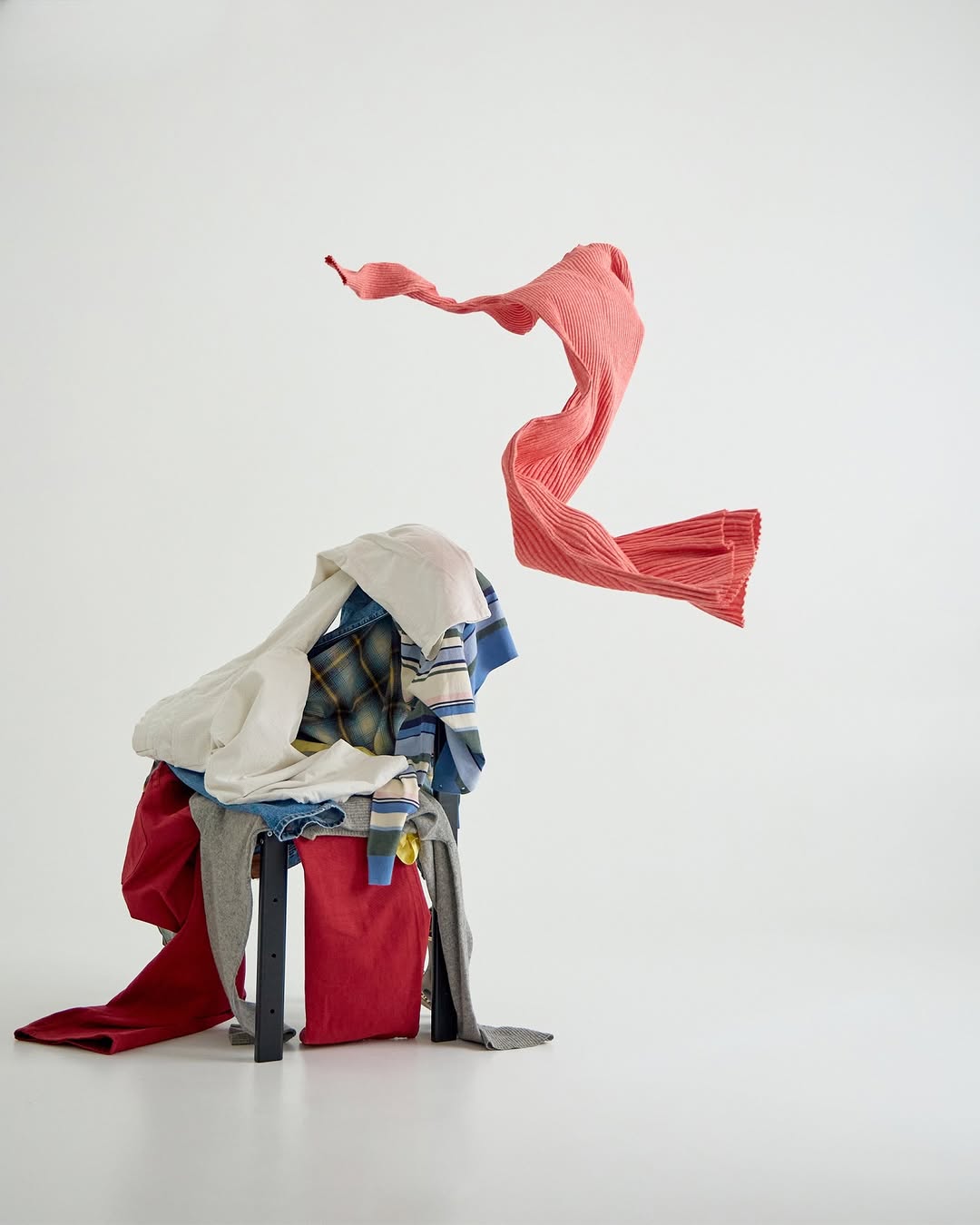 у каждого бывают моменты, когда вокруг царит хаос. мы не осуждаем это, а наоборот, относимся с пониманием. так и был создан стул-гардероб — воплощение творческого беспорядка. 

для тех, кто выбирает уделять внимание по-настоящему важным вещам. 

——
(a)object: wardrobe chair
col: black
#wardrobe_chair