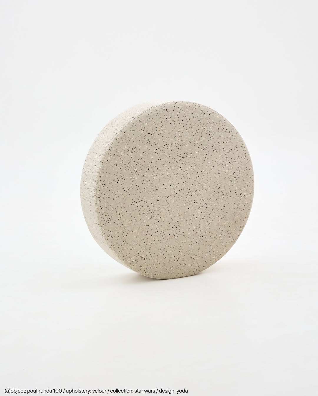 в коллекциях ånnki мы тщательно подбираем материалы, потому что для нас это не просто ткань или фактура, а способ передать смысл и характер предмета.
⠀
например, для этого пуфа runda мы выбрали яркий велюр, вдохновлённый далёкой галактикой из «звёздных войн». его цвет мы назвали в честь мастера джедаев — йоды.

——
(a)object: pouf runda 100
upholstery: velour 
collection: star wars
col: yoda
#pouf_runda