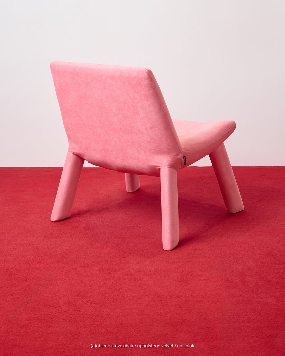 «розовый — это не цвет, это отношение к жизни»
/ цитата, эдит пиаф

кресло steve может быть выполнено в любом материале и цвете. например, в розовом велюре. 

——
(a)object: steve chair
upholstery: velvet 
col: pink
#steve_chair